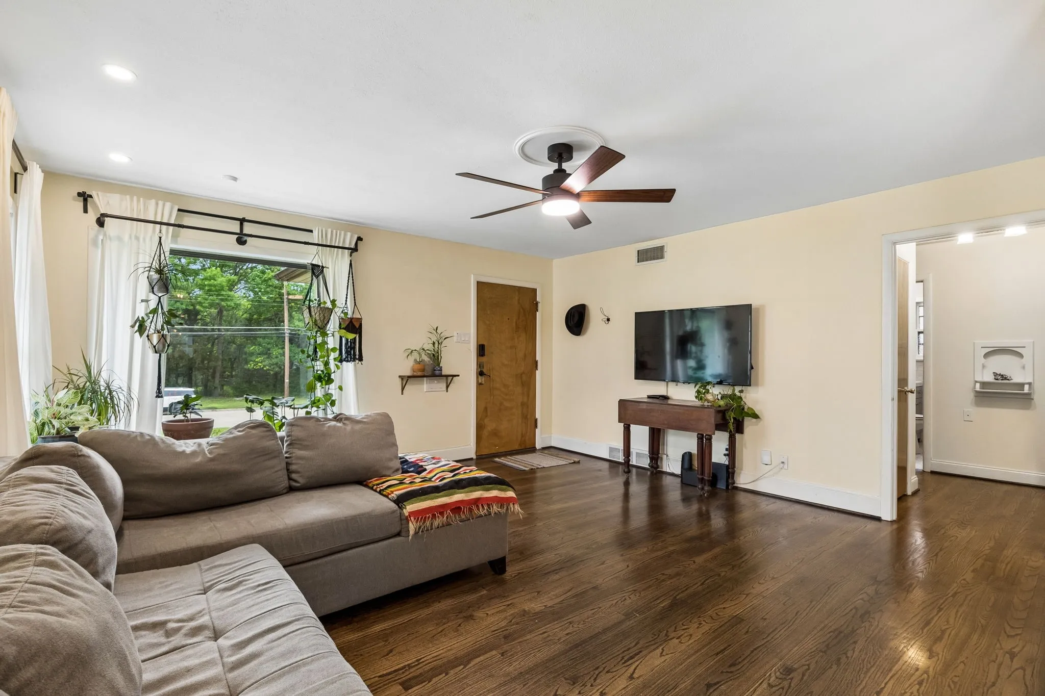 Single Family Residence For Sale in Dallas County , 2006 Elmwood Boulevard, Dallas, Texas 75224, 3 Bedrooms, 2 Bathrooms, Garage spaces, 1,444 Sqft, built in 1953, Price $375,000, mls#21253253, Real Estate Agent in Dallas, Homes For Sale in Dallas county, Homes For Sale in Dallas, Realtor in Dallas Texas, Real Estate Brokerage Independent Realty Texas, Luminita Cordes Realtor