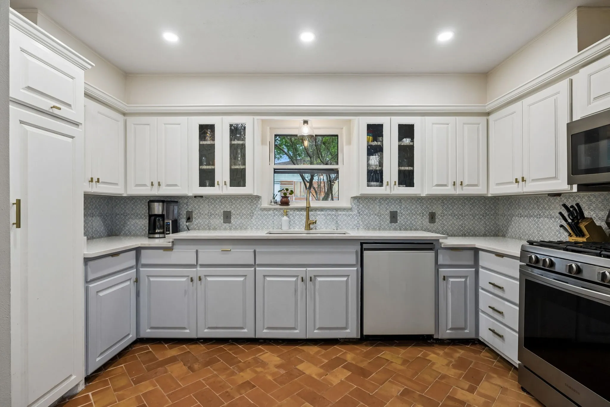 Single Family Residence For Sale in Dallas County , 2006 Elmwood Boulevard, Dallas, Texas 75224, 3 Bedrooms, 2 Bathrooms, Garage spaces, 1,444 Sqft, built in 1953, Price $375,000, mls#21253253, Real Estate Agent in Dallas, Homes For Sale in Dallas county, Homes For Sale in Dallas, Realtor in Dallas Texas, Real Estate Brokerage Independent Realty Texas, Luminita Cordes Realtor