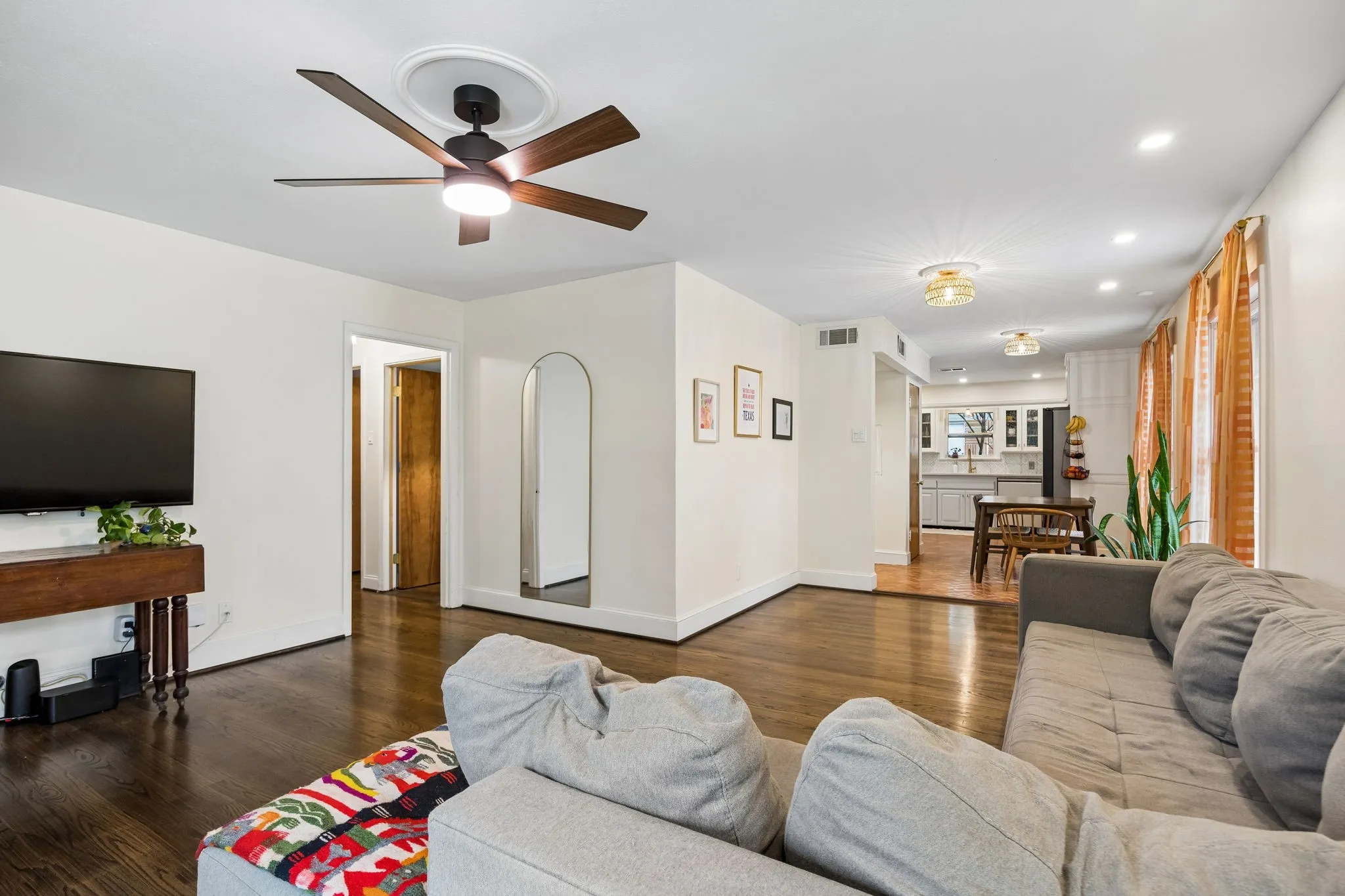 Single Family Residence For Sale in Dallas County , 2006 Elmwood Boulevard, Dallas, Texas 75224, 3 Bedrooms, 2 Bathrooms, Garage spaces, 1,444 Sqft, built in 1953, Price $375,000, mls#21253253, Real Estate Agent in Dallas, Homes For Sale in Dallas county, Homes For Sale in Dallas, Realtor in Dallas Texas, Real Estate Brokerage Independent Realty Texas, Luminita Cordes Realtor