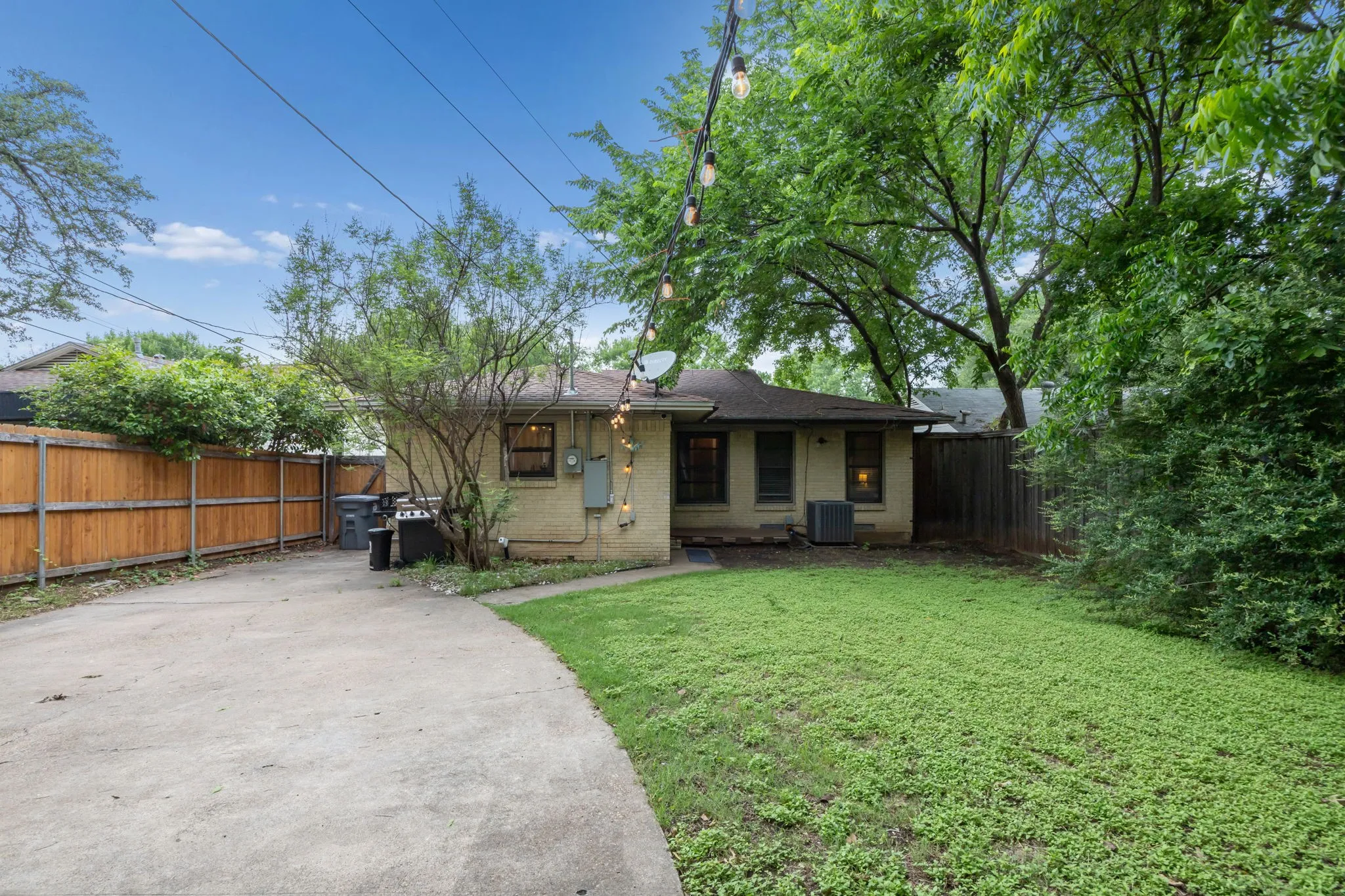 Single Family Residence For Sale in Dallas County , 2006 Elmwood Boulevard, Dallas, Texas 75224, 3 Bedrooms, 2 Bathrooms, Garage spaces, 1,444 Sqft, built in 1953, Price $375,000, mls#21253253, Real Estate Agent in Dallas, Homes For Sale in Dallas county, Homes For Sale in Dallas, Realtor in Dallas Texas, Real Estate Brokerage Independent Realty Texas, Luminita Cordes Realtor