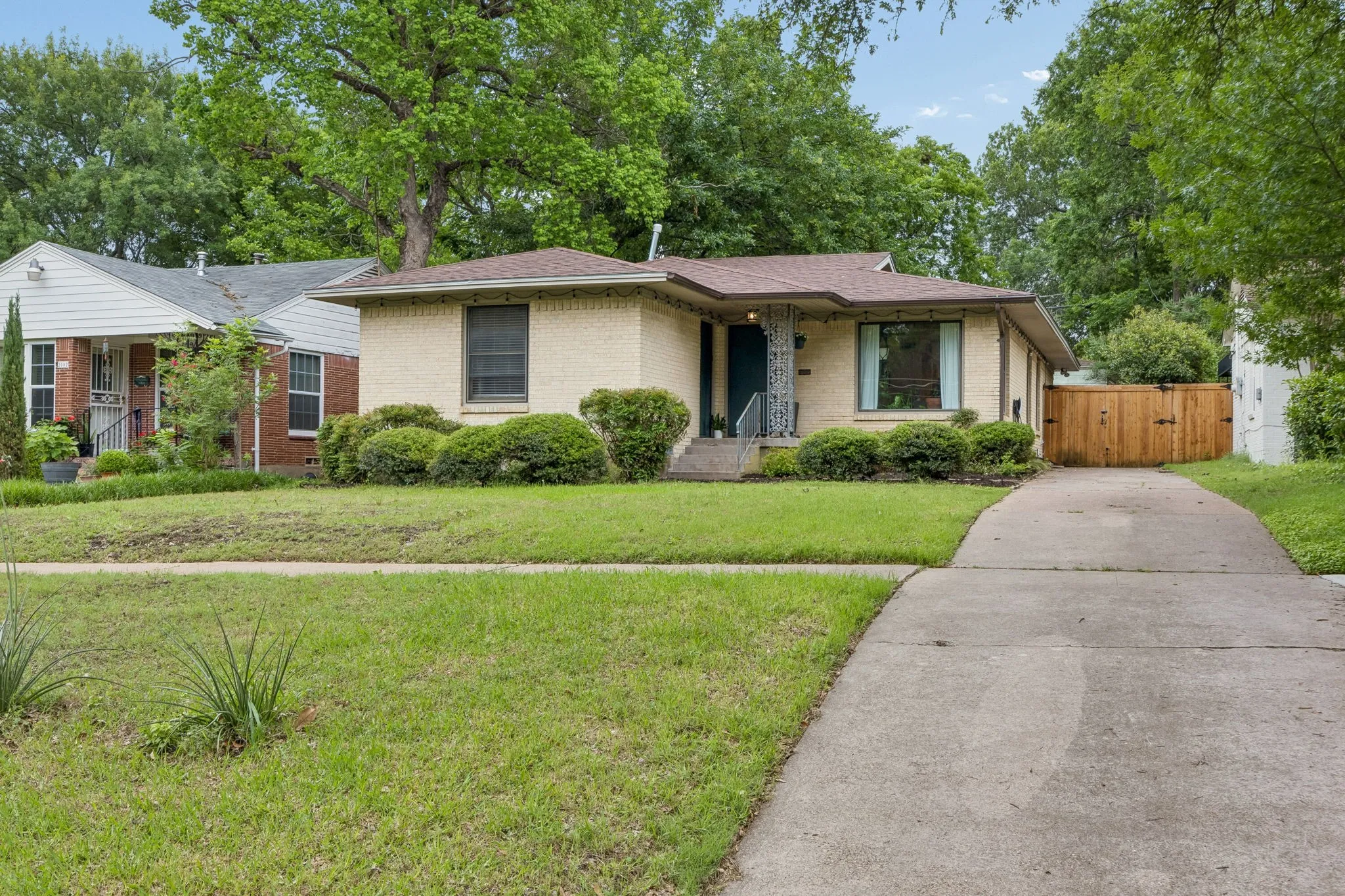 Single Family Residence For Sale in Dallas County , 2006 Elmwood Boulevard, Dallas, Texas 75224, 3 Bedrooms, 2 Bathrooms, Garage spaces, 1,444 Sqft, built in 1953, Price $375,000, mls#21253253, Real Estate Agent in Dallas, Homes For Sale in Dallas county, Homes For Sale in Dallas, Realtor in Dallas Texas, Real Estate Brokerage Independent Realty Texas, Luminita Cordes Realtor