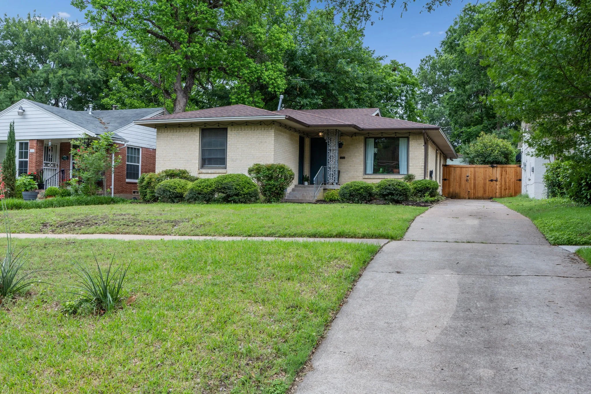Single Family Residence For Sale in Dallas County , 2006 Elmwood Boulevard, Dallas, Texas 75224, 3 Bedrooms, 2 Bathrooms, Garage spaces, 1,444 Sqft, built in 1953, Price $375,000, mls#21253253, Real Estate Agent in Dallas, Homes For Sale in Dallas county, Homes For Sale in Dallas, Realtor in Dallas Texas, Real Estate Brokerage Independent Realty Texas, Luminita Cordes Realtor