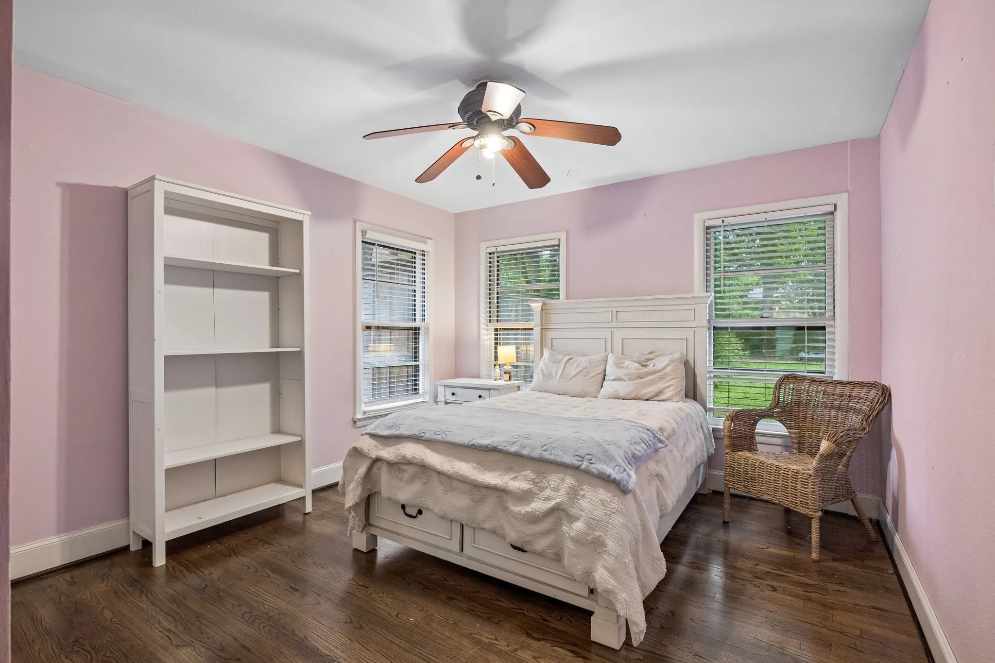 Single Family Residence For Sale in Dallas County , 2006 Elmwood Boulevard, Dallas, Texas 75224, 3 Bedrooms, 2 Bathrooms, Garage spaces, 1,444 Sqft, built in 1953, Price $375,000, mls#21253253, Real Estate Agent in Dallas, Homes For Sale in Dallas county, Homes For Sale in Dallas, Realtor in Dallas Texas, Real Estate Brokerage Independent Realty Texas, Luminita Cordes Realtor