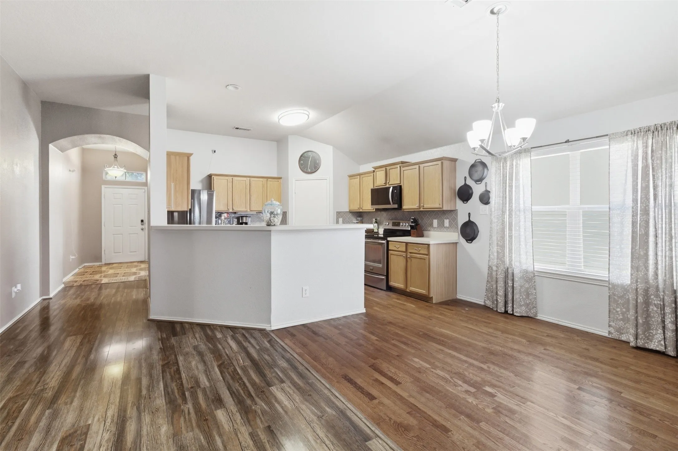 Single Family Residence For Sale in Rockwall County , 516 Mckamy Boulevard, Royse City, Texas 75189, 3 Bedrooms, 2 Bathrooms, 2 Garage spaces, 2,168 Sqft, built in 2005, Preowned, Price $360,000, mls#21258419, Real Estate Agent in Royse City, Homes For Sale in Rockwall county, Homes For Sale in Royse City, Realtor in Royse City Texas, Real Estate Brokerage Independent Realty Texas, Luminita Cordes Realtor