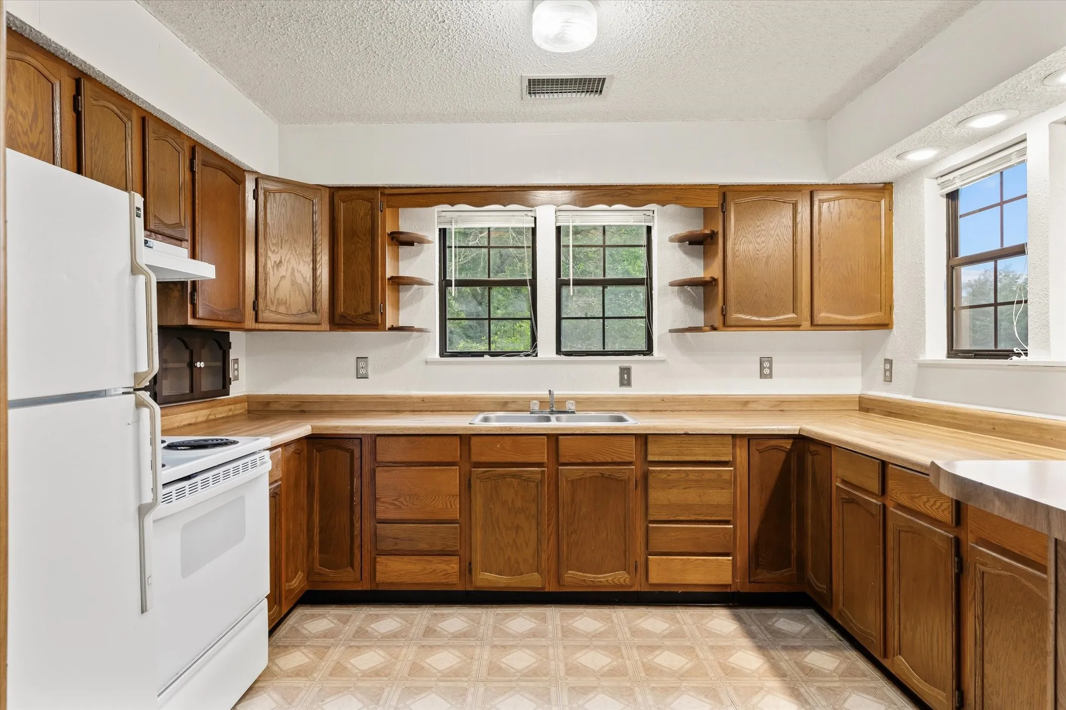 Single Family Residence For Sale in Van Zandt County , 1434 Vz County Road 4519, Van, Texas 75790, 4 Bedroom, 4 Bathroom, 2 Garage spaces, 3,366 Sqft, built in 1990, Preowned, mls#21260577, Real Estate Agent in Van, Homes For Sale in Van Zandt county, Homes For Sale in Van, Realtor in Van Texas, Real Estate Brokerage Independent Realty Texas, Luminita Cordes Realtor