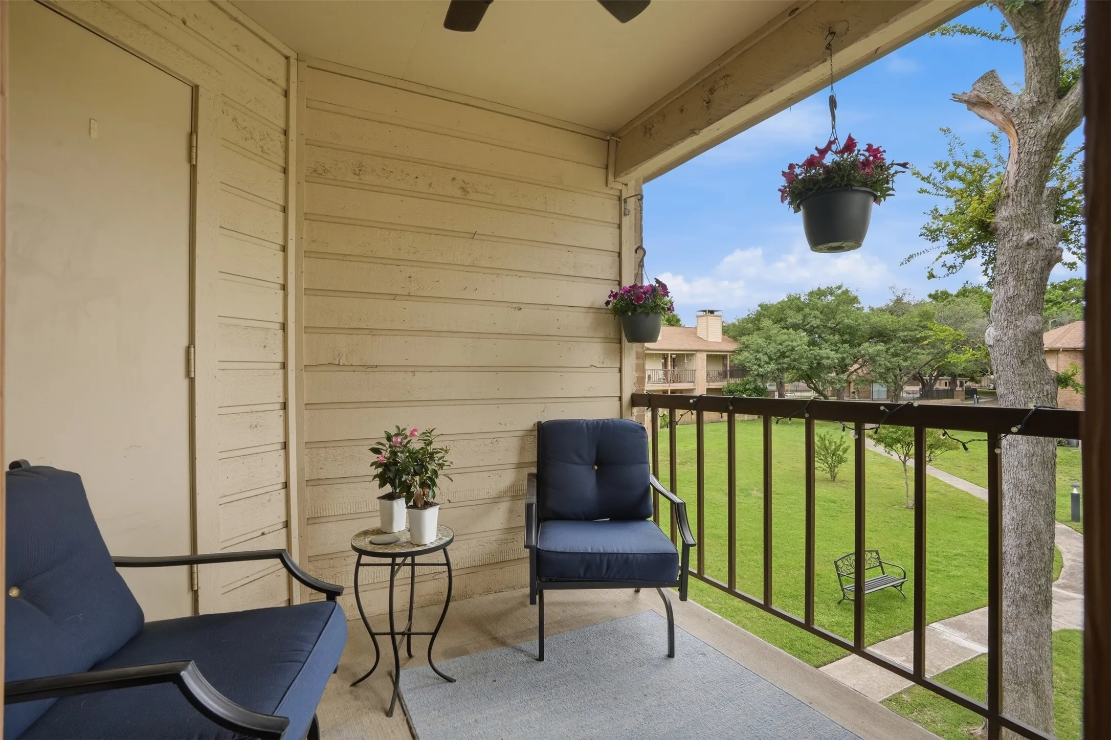 Condominium For Sale in Dallas County , 16301 Ledgemont Lane 281, Addison, Texas 75001, 2 Bedrooms, 2 Bathrooms, Garage spaces, 978 Sqft, built in 1982, Preowned, Price $195,000, mls#21258930, Real Estate Agent in Addison, Homes For Sale in Dallas county, Homes For Sale in Addison, Realtor in Addison Texas, Real Estate Brokerage Independent Realty Texas, Luminita Cordes Realtor
