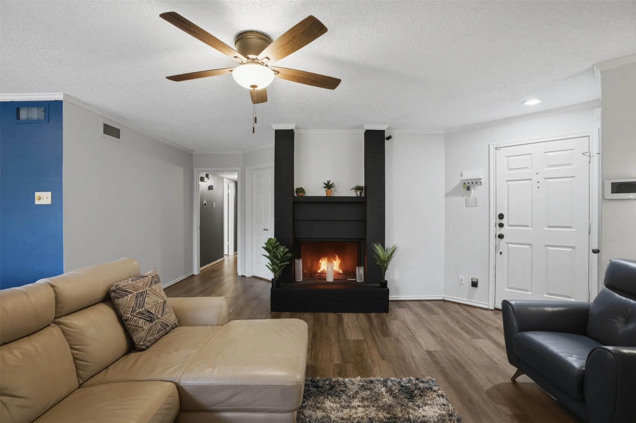 Condominium For Sale in Dallas County , 16301 Ledgemont Lane 281, Addison, Texas 75001, 2 Bedrooms, 2 Bathrooms, Garage spaces, 978 Sqft, built in 1982, Preowned, Price $195,000, mls#21258930, Real Estate Agent in Addison, Homes For Sale in Dallas county, Homes For Sale in Addison, Realtor in Addison Texas, Real Estate Brokerage Independent Realty Texas, Luminita Cordes Realtor