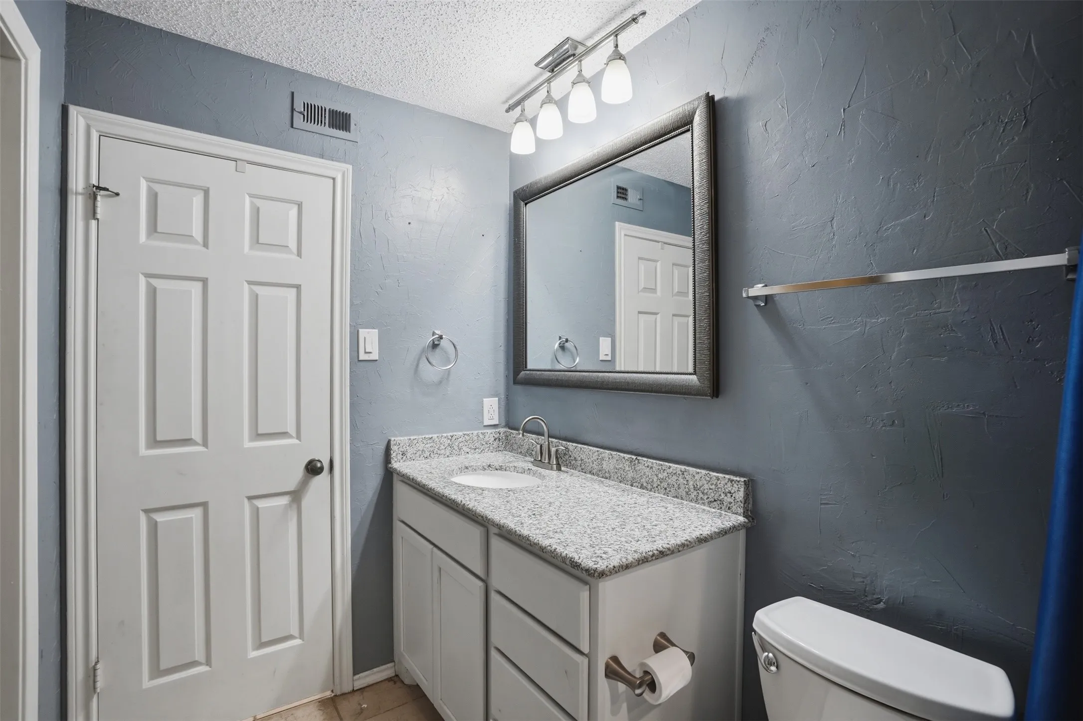Condominium For Sale in Dallas County , 16301 Ledgemont Lane 281, Addison, Texas 75001, 2 Bedrooms, 2 Bathrooms, Garage spaces, 978 Sqft, built in 1982, Preowned, Price $195,000, mls#21258930, Real Estate Agent in Addison, Homes For Sale in Dallas county, Homes For Sale in Addison, Realtor in Addison Texas, Real Estate Brokerage Independent Realty Texas, Luminita Cordes Realtor