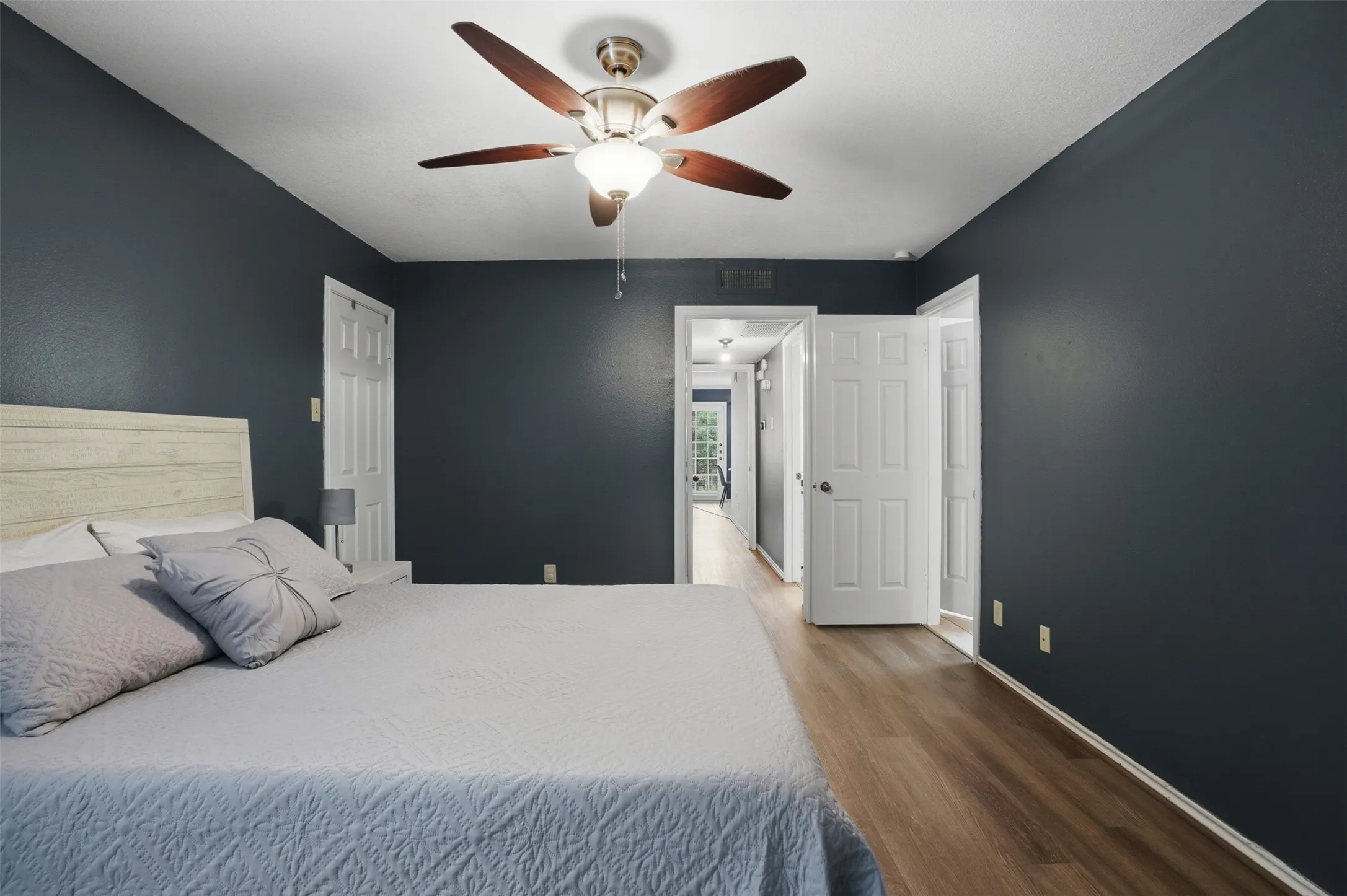 Condominium For Sale in Dallas County , 16301 Ledgemont Lane 281, Addison, Texas 75001, 2 Bedrooms, 2 Bathrooms, Garage spaces, 978 Sqft, built in 1982, Preowned, Price $195,000, mls#21258930, Real Estate Agent in Addison, Homes For Sale in Dallas county, Homes For Sale in Addison, Realtor in Addison Texas, Real Estate Brokerage Independent Realty Texas, Luminita Cordes Realtor