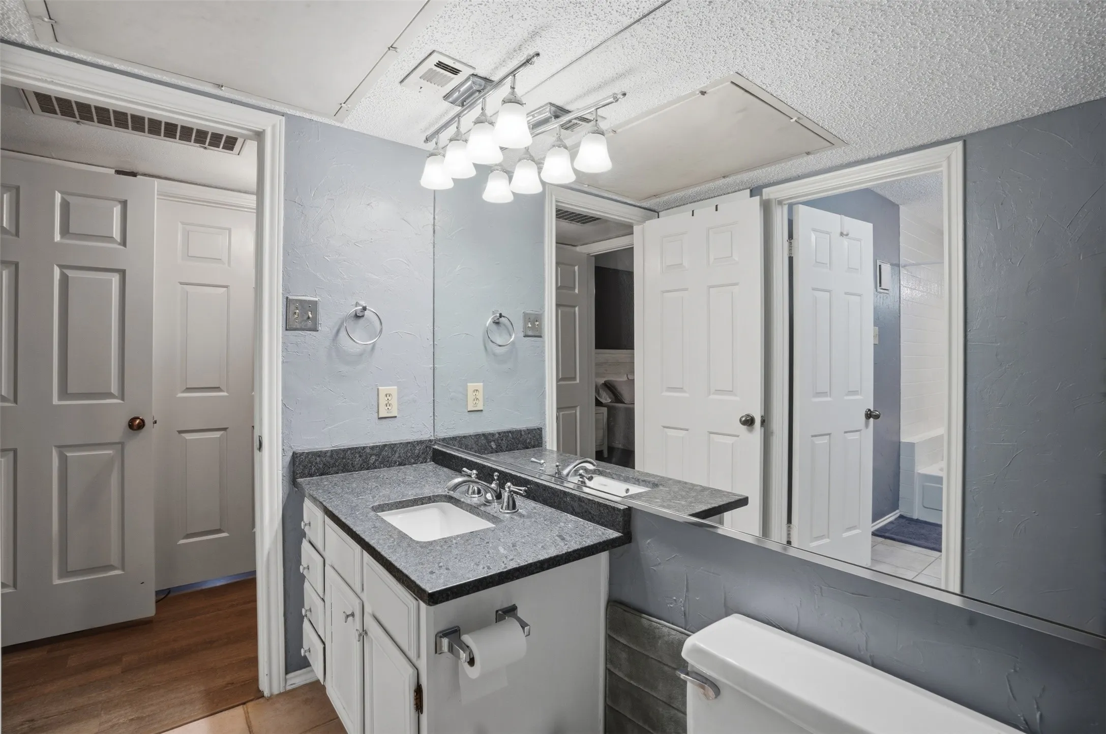 Condominium For Sale in Dallas County , 16301 Ledgemont Lane 281, Addison, Texas 75001, 2 Bedrooms, 2 Bathrooms, Garage spaces, 978 Sqft, built in 1982, Preowned, Price $195,000, mls#21258930, Real Estate Agent in Addison, Homes For Sale in Dallas county, Homes For Sale in Addison, Realtor in Addison Texas, Real Estate Brokerage Independent Realty Texas, Luminita Cordes Realtor