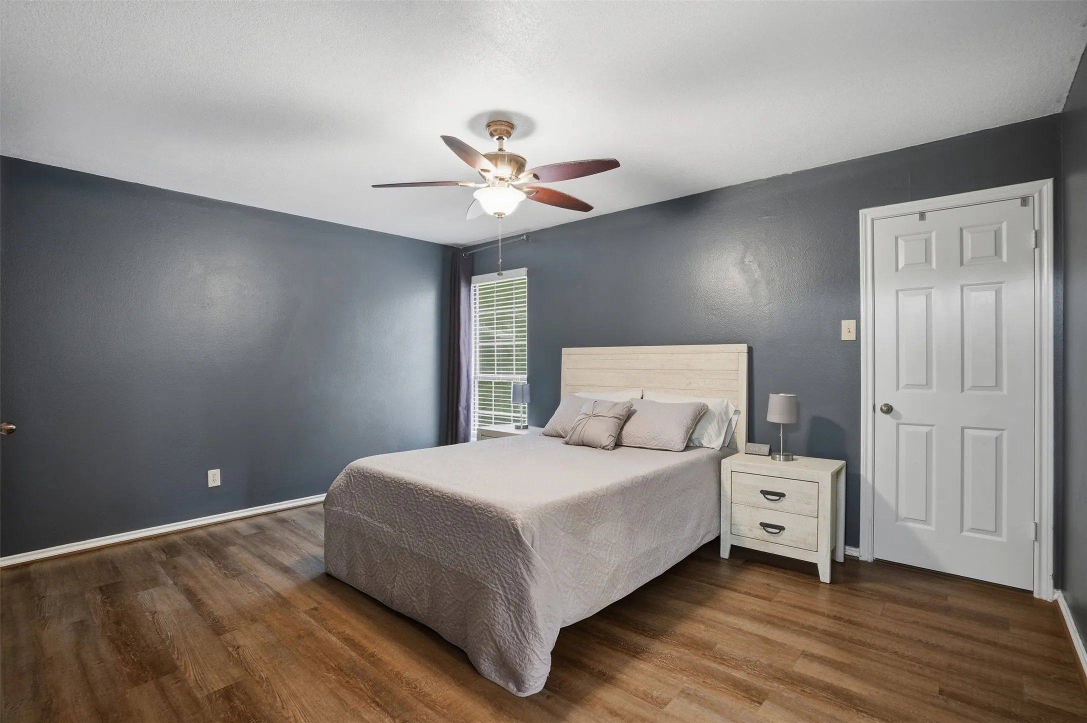 Condominium For Sale in Dallas County , 16301 Ledgemont Lane 281, Addison, Texas 75001, 2 Bedrooms, 2 Bathrooms, Garage spaces, 978 Sqft, built in 1982, Preowned, Price $195,000, mls#21258930, Real Estate Agent in Addison, Homes For Sale in Dallas county, Homes For Sale in Addison, Realtor in Addison Texas, Real Estate Brokerage Independent Realty Texas, Luminita Cordes Realtor