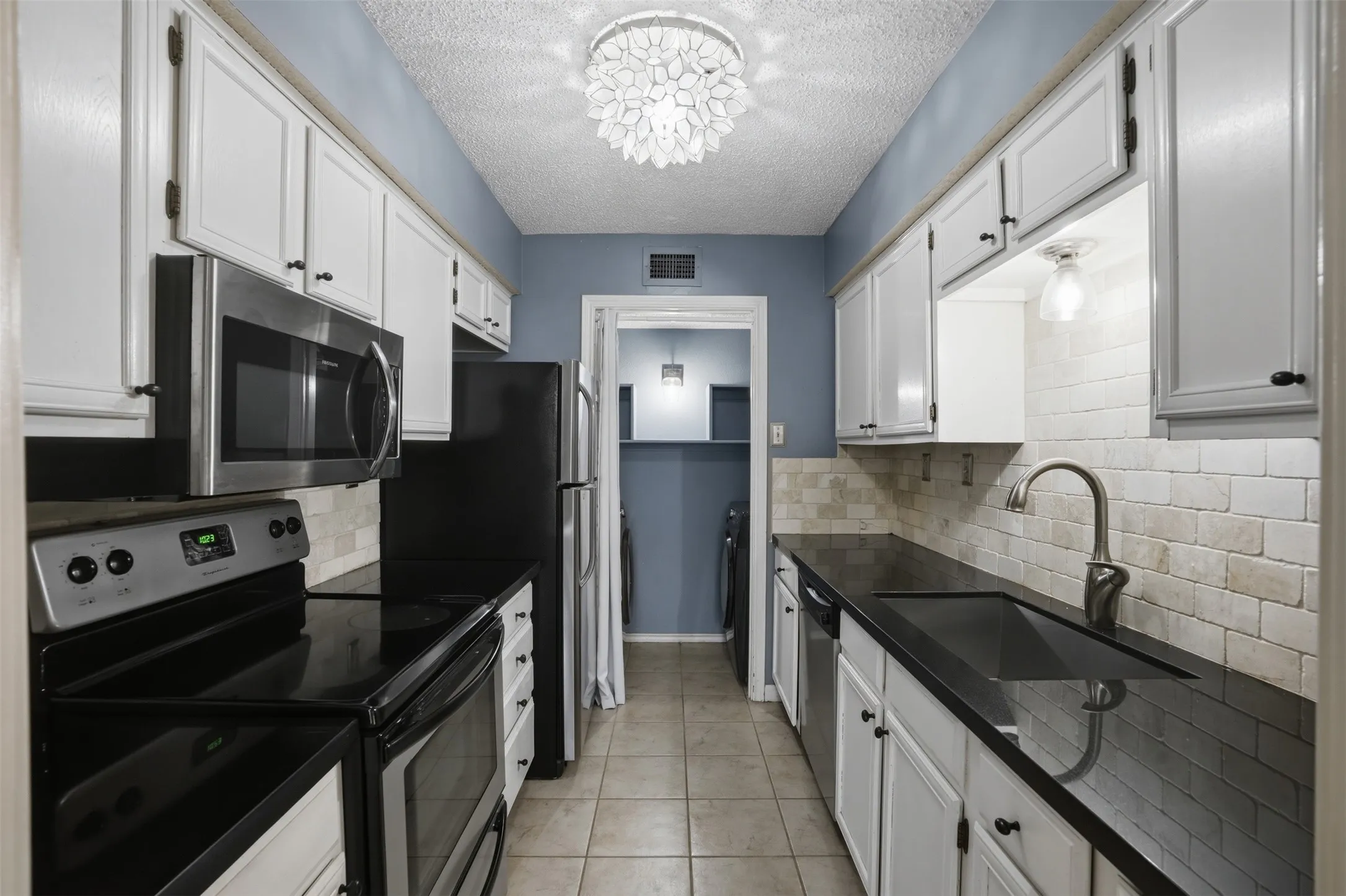 Condominium For Sale in Dallas County , 16301 Ledgemont Lane 281, Addison, Texas 75001, 2 Bedrooms, 2 Bathrooms, Garage spaces, 978 Sqft, built in 1982, Preowned, Price $195,000, mls#21258930, Real Estate Agent in Addison, Homes For Sale in Dallas county, Homes For Sale in Addison, Realtor in Addison Texas, Real Estate Brokerage Independent Realty Texas, Luminita Cordes Realtor