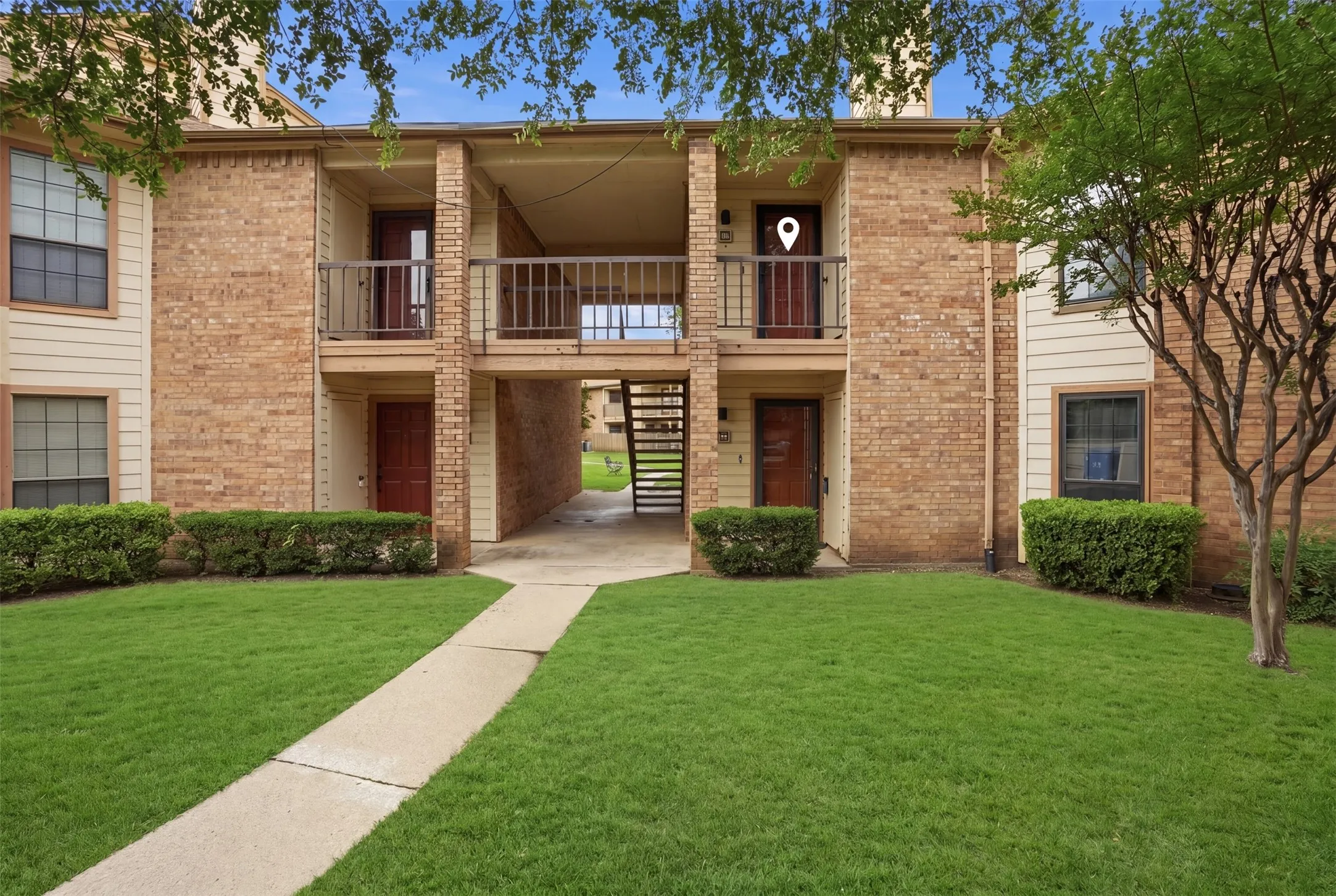 Condominium For Sale in Dallas County , 16301 Ledgemont Lane 281, Addison, Texas 75001, 2 Bedrooms, 2 Bathrooms, Garage spaces, 978 Sqft, built in 1982, Preowned, Price $195,000, mls#21258930, Real Estate Agent in Addison, Homes For Sale in Dallas county, Homes For Sale in Addison, Realtor in Addison Texas, Real Estate Brokerage Independent Realty Texas, Luminita Cordes Realtor