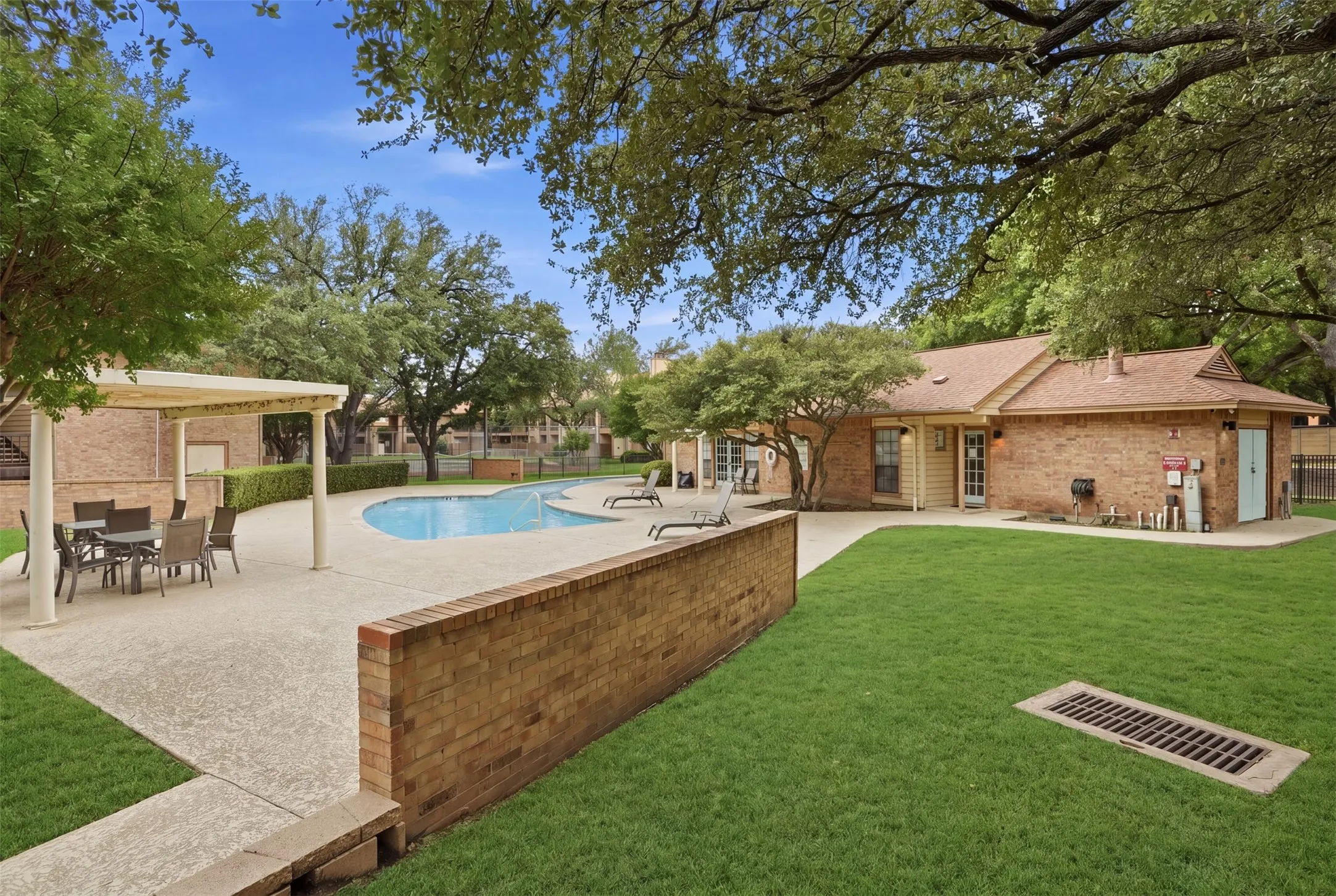 Condominium For Sale in Dallas County , 16301 Ledgemont Lane 281, Addison, Texas 75001, 2 Bedrooms, 2 Bathrooms, Garage spaces, 978 Sqft, built in 1982, Preowned, Price $195,000, mls#21258930, Real Estate Agent in Addison, Homes For Sale in Dallas county, Homes For Sale in Addison, Realtor in Addison Texas, Real Estate Brokerage Independent Realty Texas, Luminita Cordes Realtor
