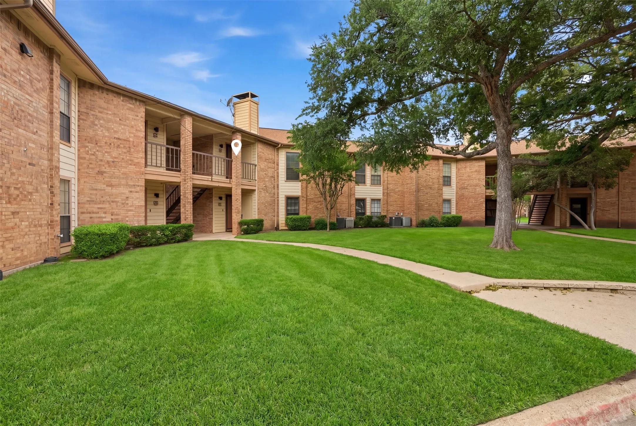 Condominium For Sale in Dallas County , 16301 Ledgemont Lane 281, Addison, Texas 75001, 2 Bedrooms, 2 Bathrooms, Garage spaces, 978 Sqft, built in 1982, Preowned, Price $195,000, mls#21258930, Real Estate Agent in Addison, Homes For Sale in Dallas county, Homes For Sale in Addison, Realtor in Addison Texas, Real Estate Brokerage Independent Realty Texas, Luminita Cordes Realtor