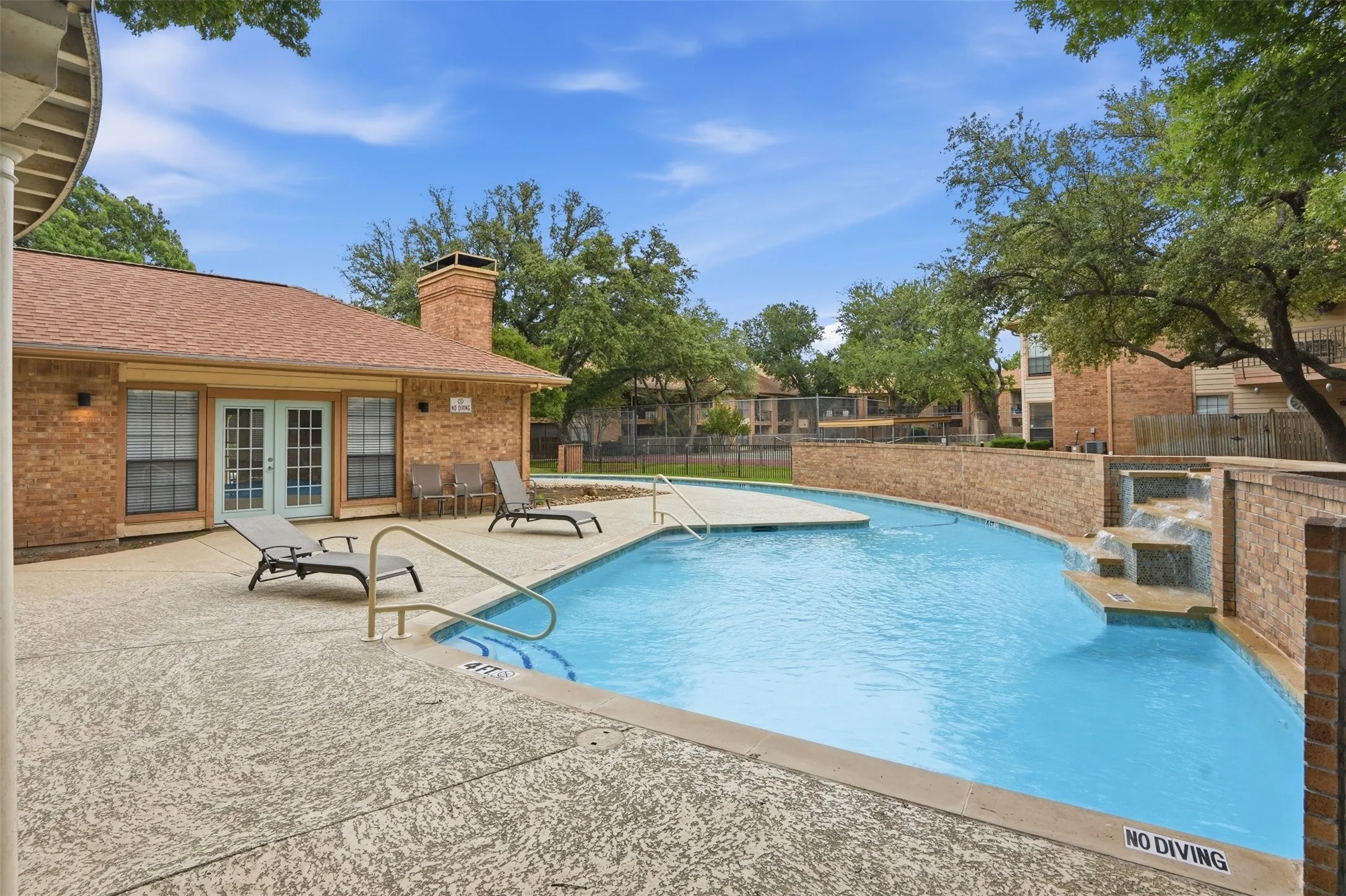 Condominium For Sale in Dallas County , 16301 Ledgemont Lane 281, Addison, Texas 75001, 2 Bedrooms, 2 Bathrooms, Garage spaces, 978 Sqft, built in 1982, Preowned, Price $195,000, mls#21258930, Real Estate Agent in Addison, Homes For Sale in Dallas county, Homes For Sale in Addison, Realtor in Addison Texas, Real Estate Brokerage Independent Realty Texas, Luminita Cordes Realtor