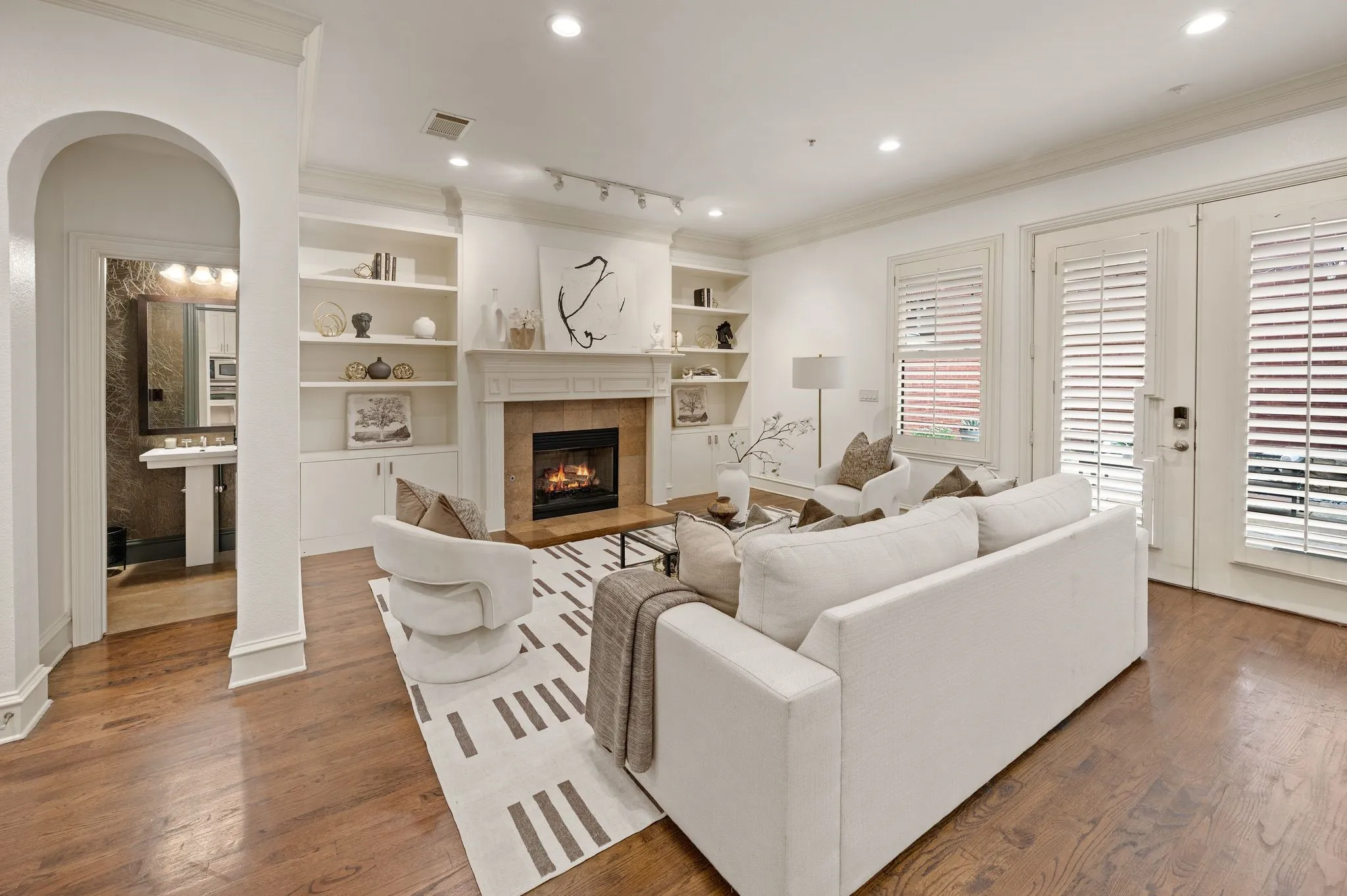 Single Family Residence For Sale in Tarrant County , 1508 Main Street, Southlake, Texas 76092, 4 Bedroom, 4 Bathroom, 2 Garage spaces, 3,139 Sqft, built in 2005, mls#21261503, Real Estate Agent in Southlake, Homes For Sale in Tarrant county, Homes For Sale in Southlake, Realtor in Southlake Texas, Real Estate Brokerage Independent Realty Texas, Luminita Cordes Realtor