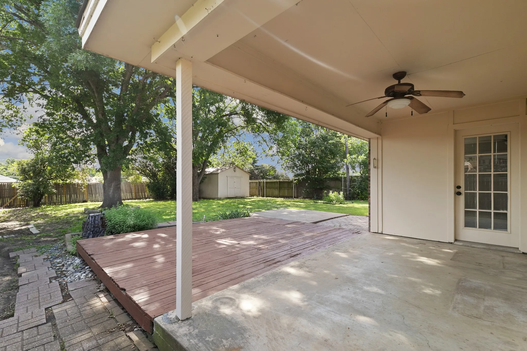Covered patio featuring a ceiling fan and concrete flooring