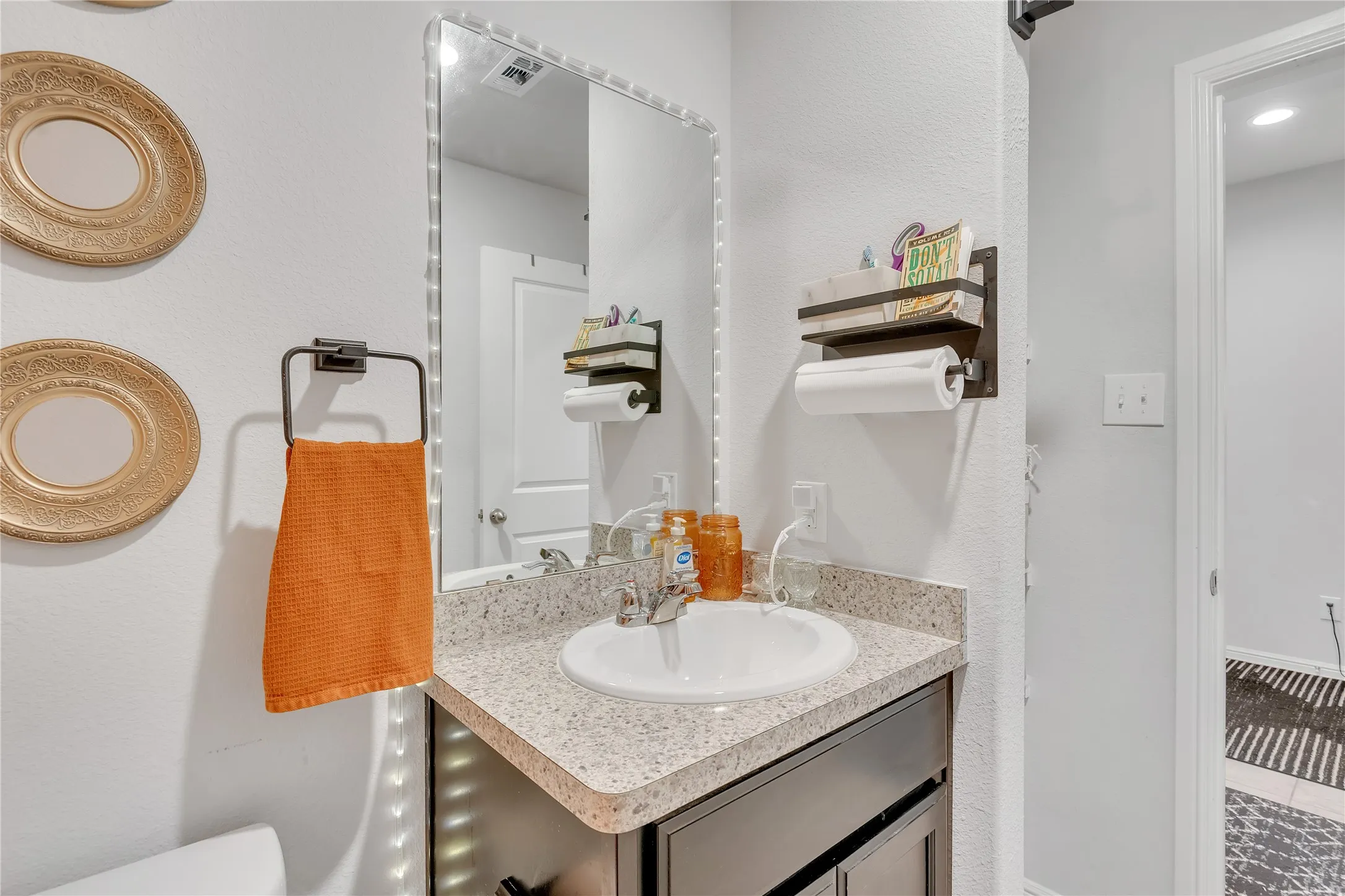 Single Family Residence For Sale in Denton County , 16717 Porterfield Lane, Justin, Texas 76247, 4 Bedrooms, 2 Bathrooms, 2 Garage spaces, 2,085 Sqft, built in 2022, Preowned, Price $355,000, mls#21261430, Real Estate Agent in Justin, Homes For Sale in Denton county, Homes For Sale in Justin, Realtor in Justin Texas, Real Estate Brokerage Independent Realty Texas, Luminita Cordes Realtor
