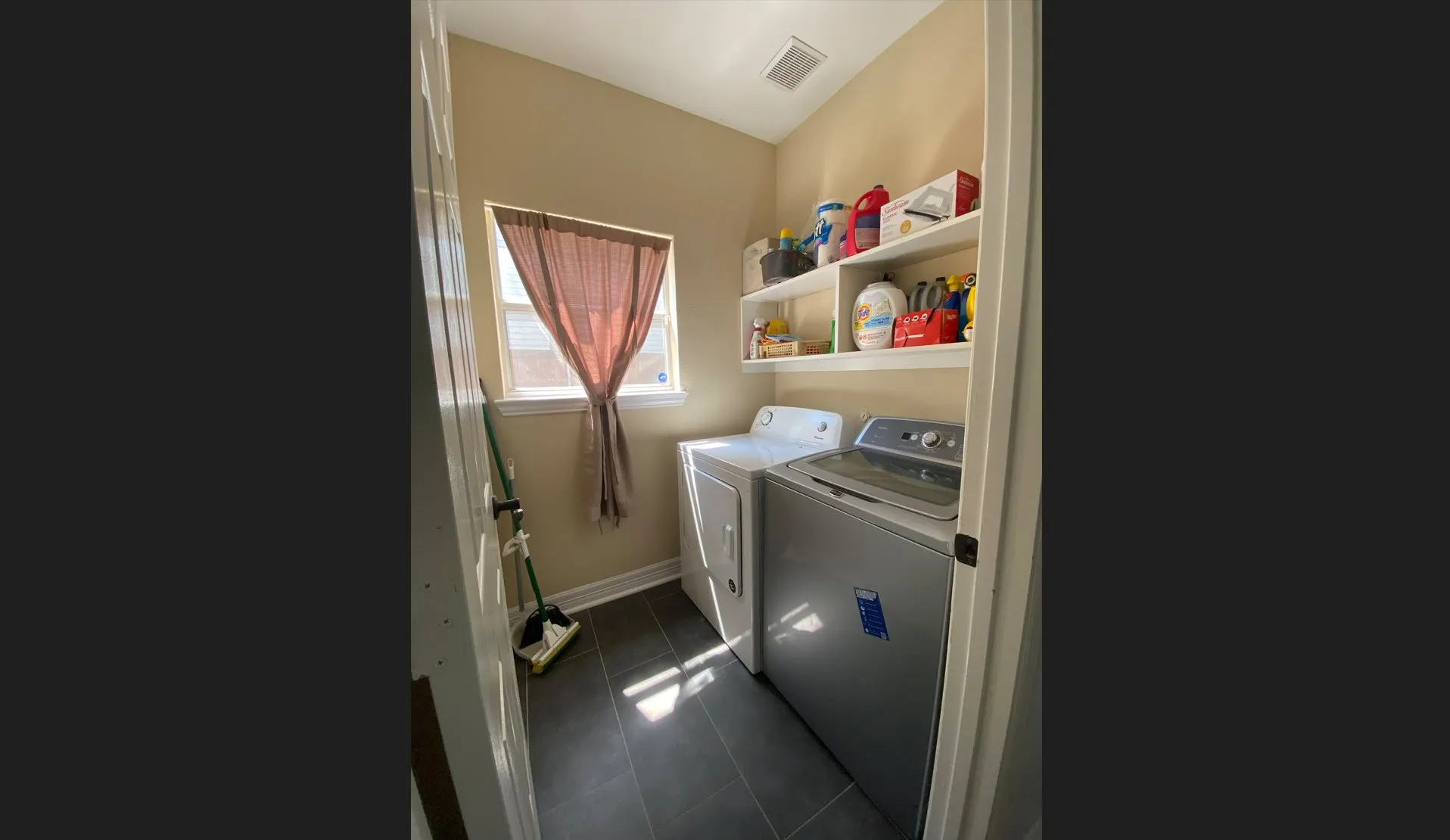 Single Family Residence For Rent in Denton County , 2125 Columbia Drive, Flower Mound, Texas 75022, 4 Bedroom, 3 Bathroom, 3 Garage spaces, 2,646 Sqft, built in 1998, Preowned, mls#21261522, Real Estate Agent in Flower Mound, Homes For Rent in Denton county, Homes For Rent in Flower Mound, Realtor in Flower Mound Texas, Real Estate Brokerage Independent Realty Texas, Luminita Cordes Realtor