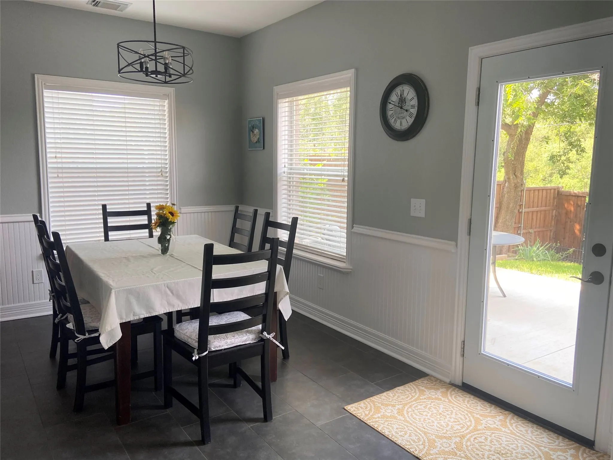 Single Family Residence For Rent in Denton County , 2125 Columbia Drive, Flower Mound, Texas 75022, 4 Bedroom, 3 Bathroom, 3 Garage spaces, 2,646 Sqft, built in 1998, Preowned, mls#21261522, Real Estate Agent in Flower Mound, Homes For Rent in Denton county, Homes For Rent in Flower Mound, Realtor in Flower Mound Texas, Real Estate Brokerage Independent Realty Texas, Luminita Cordes Realtor