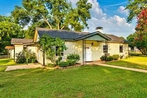Single Family Residence For Sale in Grayson County , 14 Hancock Lane, Pottsboro, Texas 75076, 3 Bedroom, 2 Bathroom, 1 Garage spaces, 1,584 Sqft, built in 1936, Price $262,000, mls#21261591, Real Estate Agent in Pottsboro, Homes For Sale in Grayson county, Homes For Sale in Pottsboro, Realtor in Pottsboro Texas, Real Estate Brokerage Independent Realty Texas, Luminita Cordes Realtor