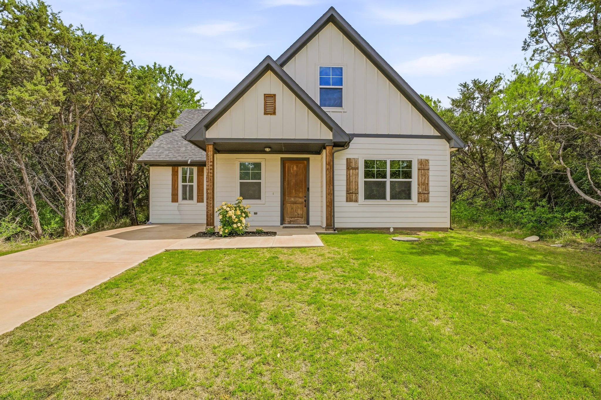 Single Family Residence For Sale in Hood County , 5721 San Jacinto Drive, Granbury, Texas 76048, 4 Bedroom, 3 Bathroom, Garage spaces, 1,612 Sqft, built in 2021, Preowned, mls#21261574, Real Estate Agent in Granbury, Homes For Sale in Hood county, Homes For Sale in Granbury, Realtor in Granbury Texas, Real Estate Brokerage Independent Realty Texas, Luminita Cordes Realtor