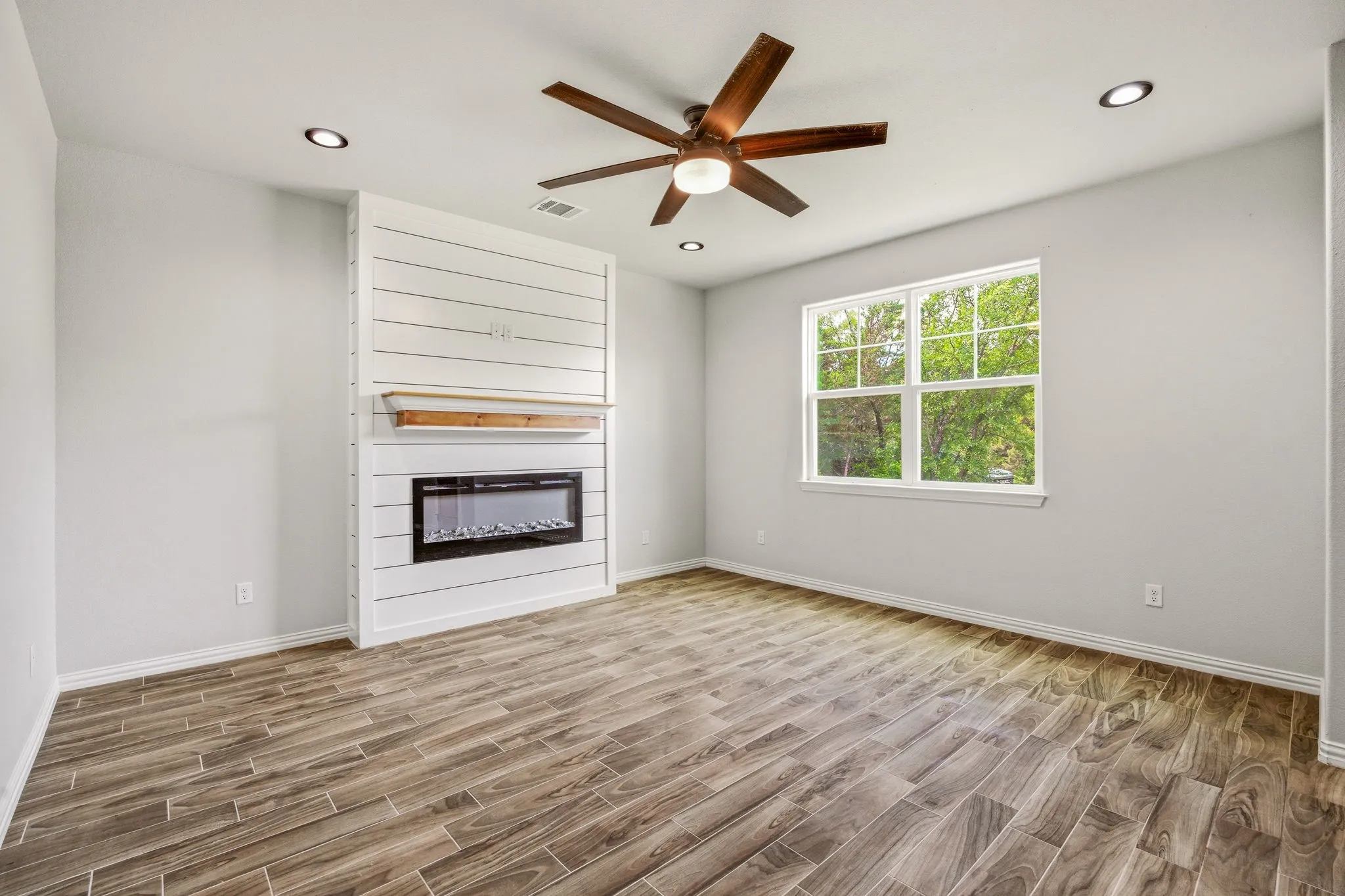 Single Family Residence For Sale in Hood County , 5721 San Jacinto Drive, Granbury, Texas 76048, 4 Bedroom, 3 Bathroom, Garage spaces, 1,612 Sqft, built in 2021, Preowned, mls#21261574, Real Estate Agent in Granbury, Homes For Sale in Hood county, Homes For Sale in Granbury, Realtor in Granbury Texas, Real Estate Brokerage Independent Realty Texas, Luminita Cordes Realtor