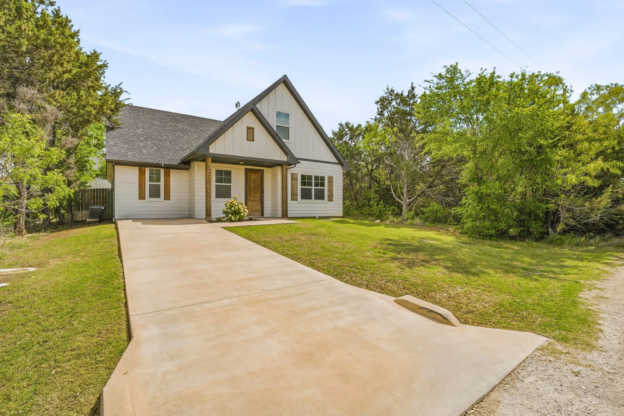 Single Family Residence For Sale in Hood County , 5721 San Jacinto Drive, Granbury, Texas 76048, 4 Bedroom, 3 Bathroom, Garage spaces, 1,612 Sqft, built in 2021, Preowned, mls#21261574, Real Estate Agent in Granbury, Homes For Sale in Hood county, Homes For Sale in Granbury, Realtor in Granbury Texas, Real Estate Brokerage Independent Realty Texas, Luminita Cordes Realtor