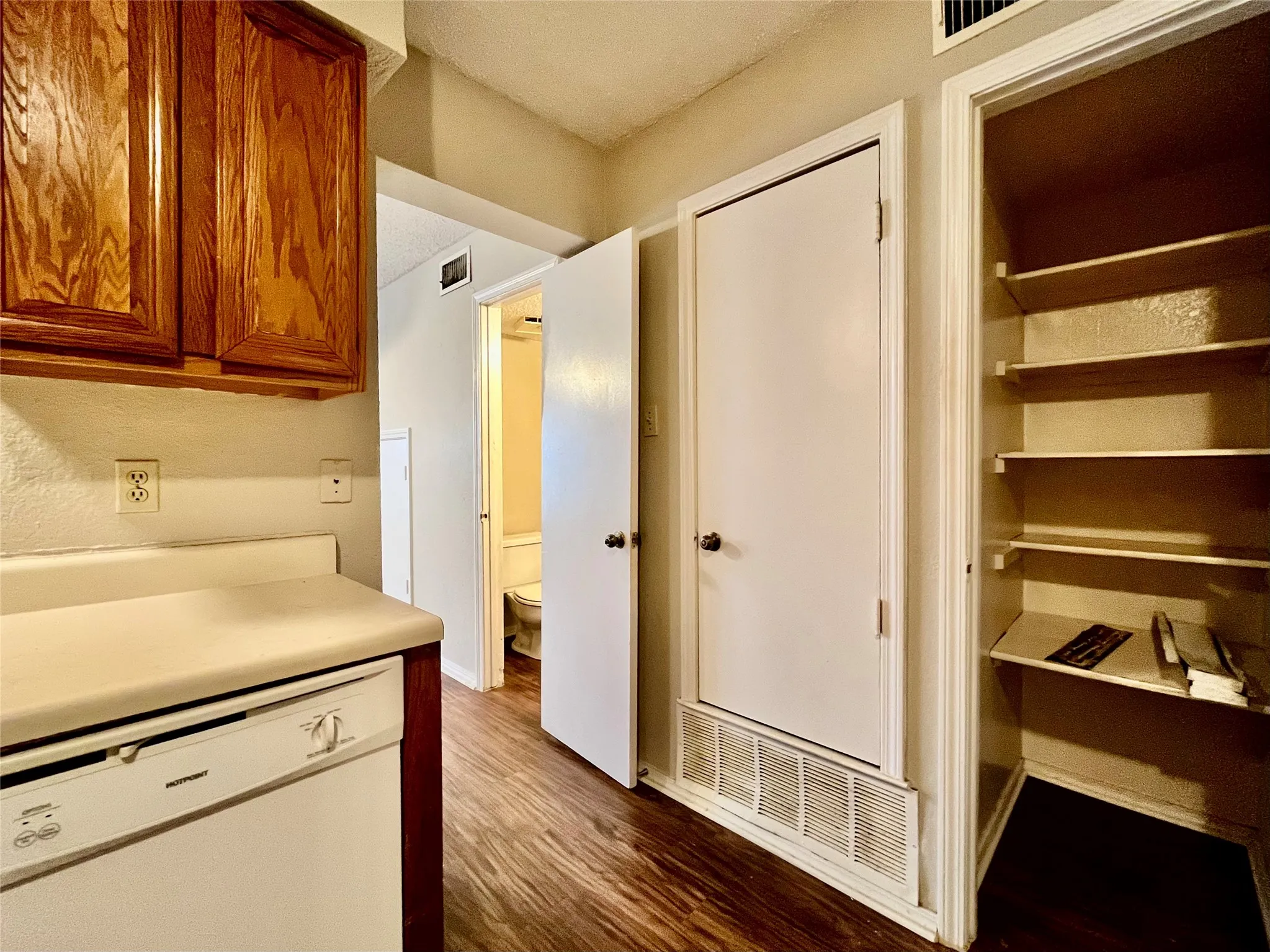 Townhouse For Rent in Denton County , 3055 Olympia Drive, Denton, Texas 76209, 2 Bedroom, 2 Bathroom, 1 Garage spaces, 1,023 Sqft, built in 1983, mls#21260422, Real Estate Agent in Denton, Homes For Rent in Denton county, Homes For Rent in Denton, Realtor in Denton Texas, Real Estate Brokerage Independent Realty Texas, Luminita Cordes Realtor