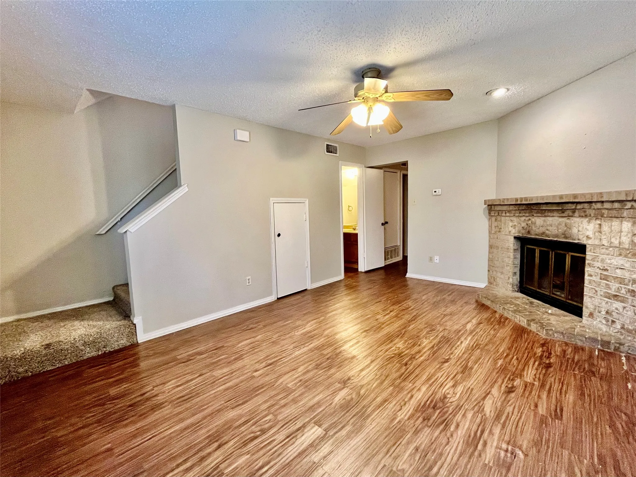 Townhouse For Rent in Denton County , 3055 Olympia Drive, Denton, Texas 76209, 2 Bedroom, 2 Bathroom, 1 Garage spaces, 1,023 Sqft, built in 1983, mls#21260422, Real Estate Agent in Denton, Homes For Rent in Denton county, Homes For Rent in Denton, Realtor in Denton Texas, Real Estate Brokerage Independent Realty Texas, Luminita Cordes Realtor
