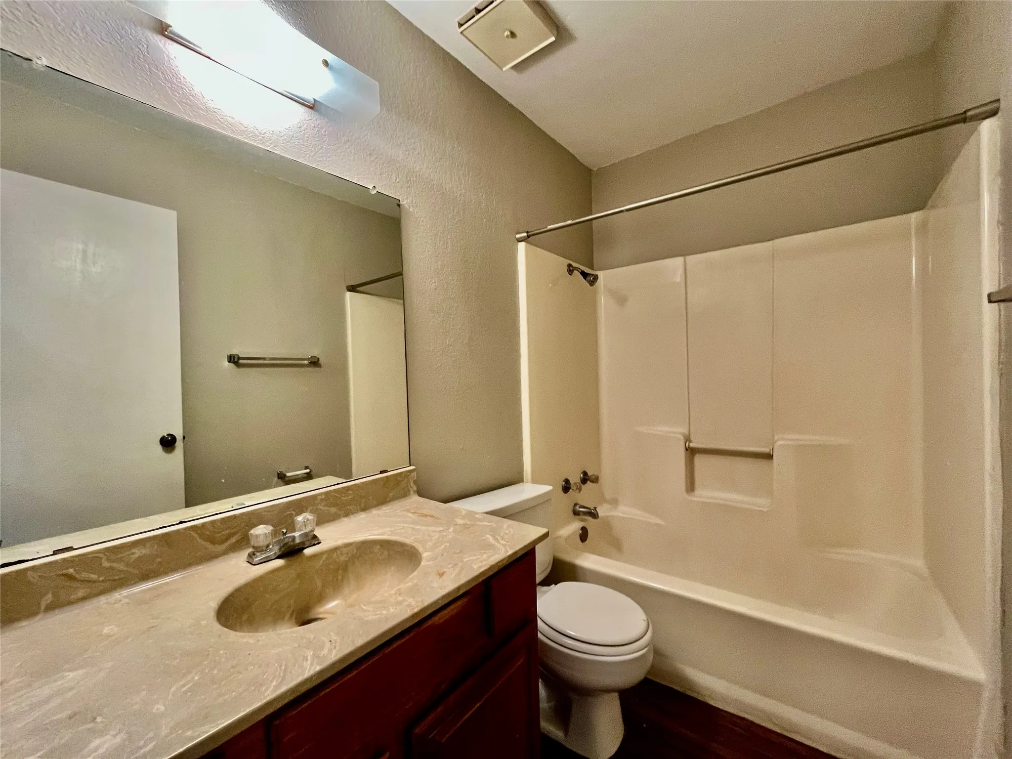 Townhouse For Rent in Denton County , 3055 Olympia Drive, Denton, Texas 76209, 2 Bedroom, 2 Bathroom, 1 Garage spaces, 1,023 Sqft, built in 1983, mls#21260422, Real Estate Agent in Denton, Homes For Rent in Denton county, Homes For Rent in Denton, Realtor in Denton Texas, Real Estate Brokerage Independent Realty Texas, Luminita Cordes Realtor