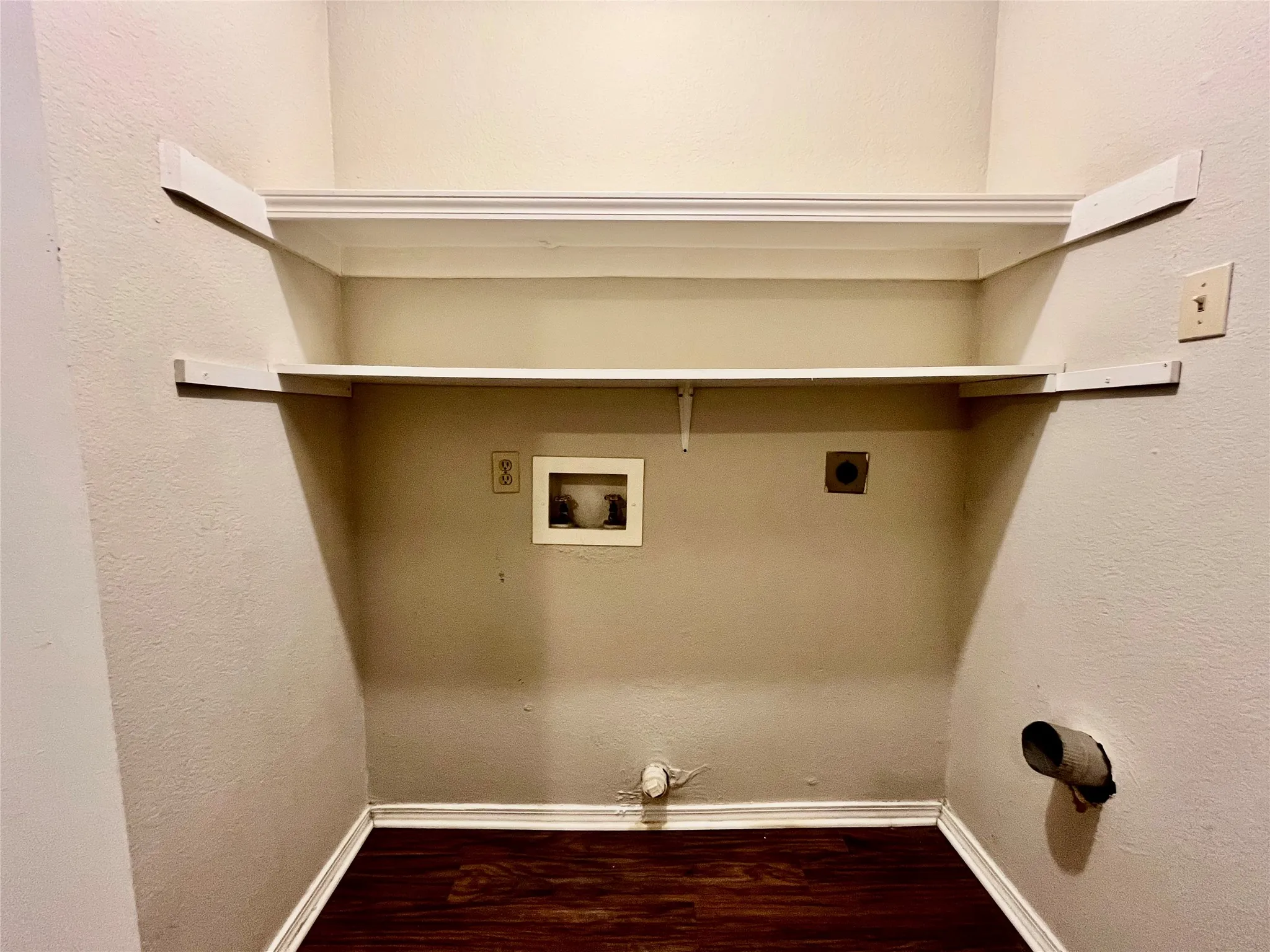Townhouse For Rent in Denton County , 3055 Olympia Drive, Denton, Texas 76209, 2 Bedroom, 2 Bathroom, 1 Garage spaces, 1,023 Sqft, built in 1983, mls#21260422, Real Estate Agent in Denton, Homes For Rent in Denton county, Homes For Rent in Denton, Realtor in Denton Texas, Real Estate Brokerage Independent Realty Texas, Luminita Cordes Realtor