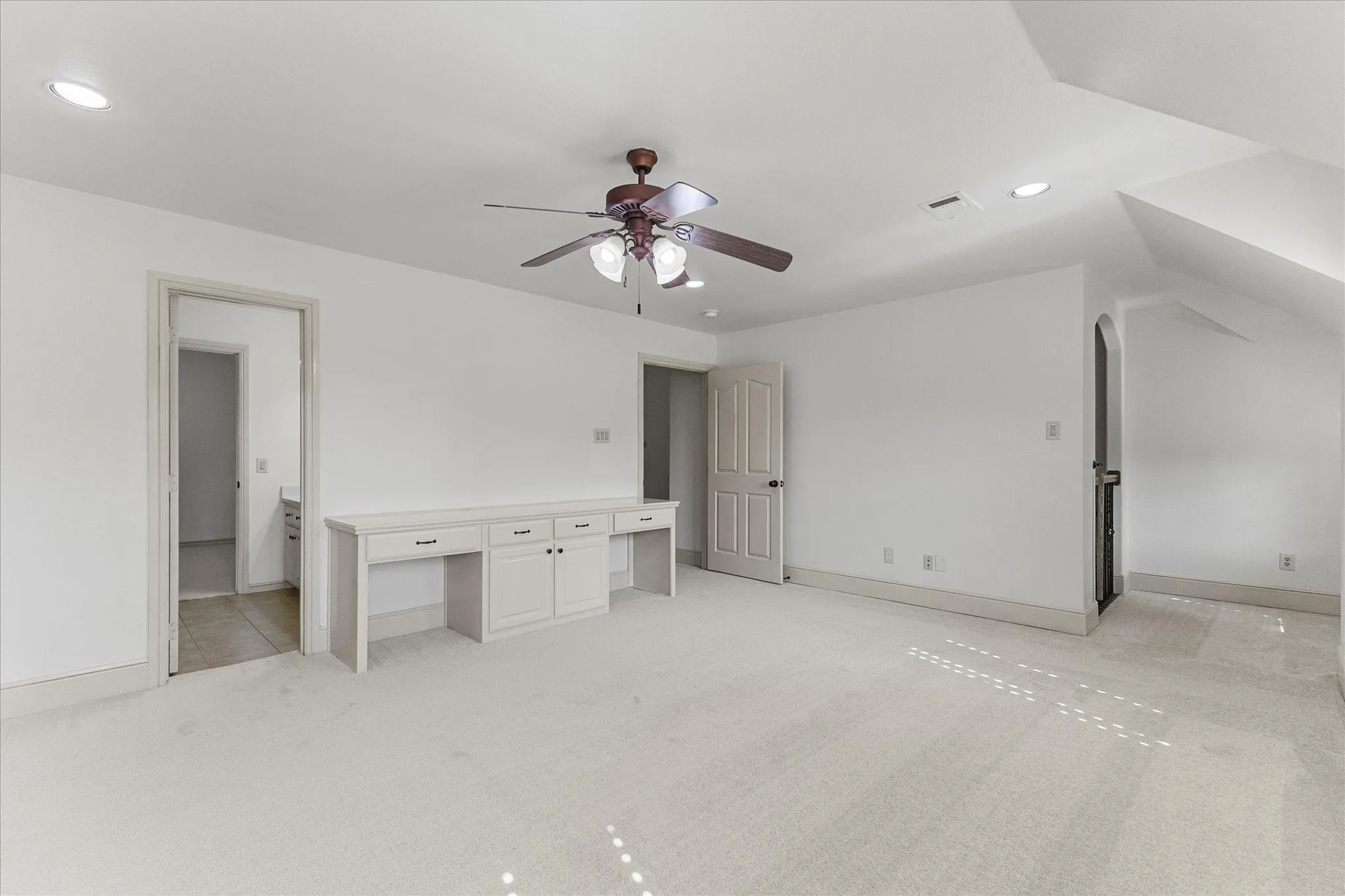 Single Family Residence For Rent in Rockwall County , 306 Victory Lane, Rockwall, Texas 75032, 3 Bedrooms, 4 Bathrooms, 2 Garage spaces, 3,047 Sqft, built in 2004, Preowned, Price $4,000, mls#21261306, Real Estate Agent in Rockwall, Homes For Rent in Rockwall county, Homes For Rent in Rockwall, Realtor in Rockwall Texas, Real Estate Brokerage Independent Realty Texas, Luminita Cordes Realtor