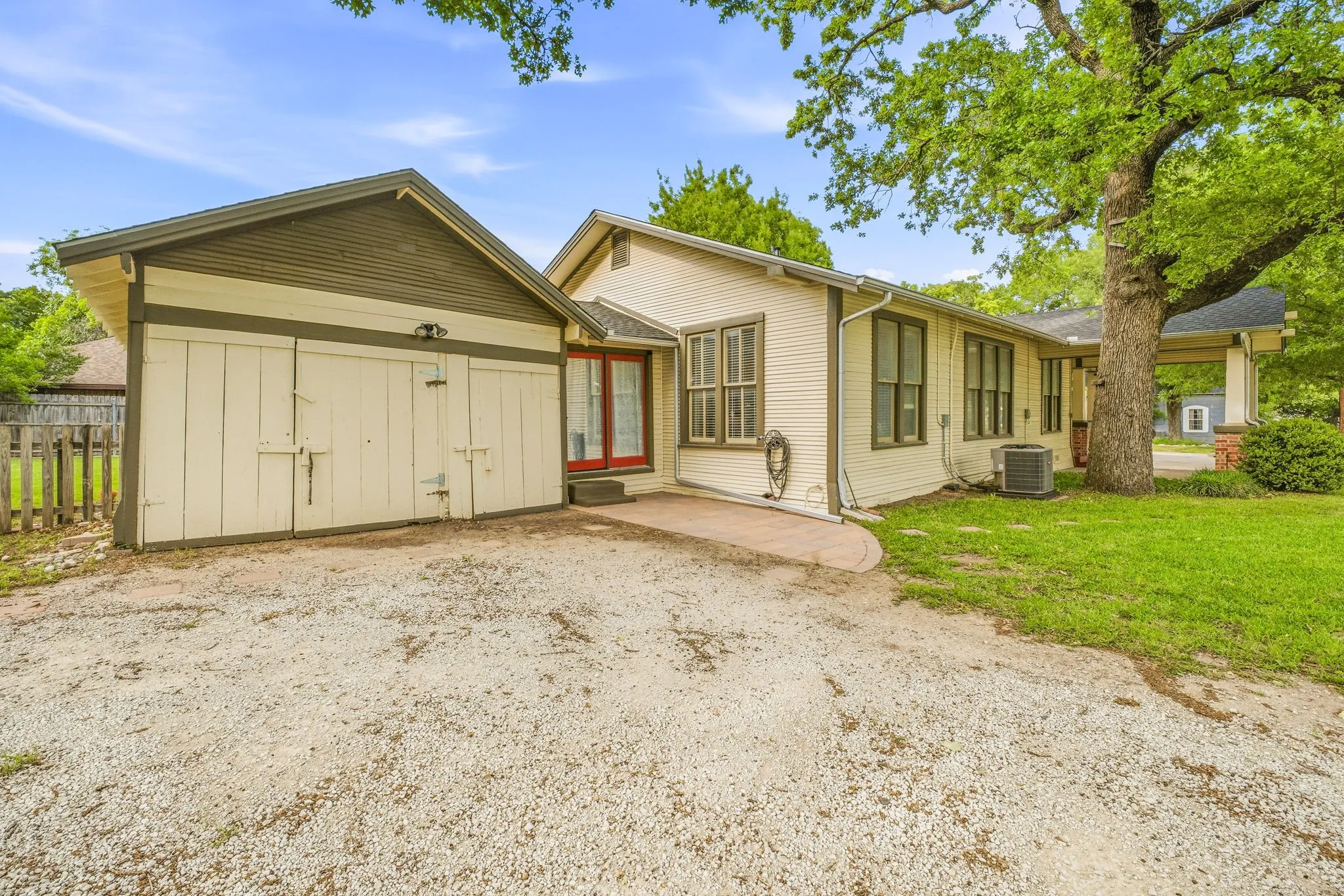 Single Family Residence For Sale in Parker County , 910 S Waco Street, Weatherford, Texas 76086, 3 Bedrooms, 1 Bathroom, Garage spaces, 1,492 Sqft, built in 1915, Preowned, Price $365,000, mls#21260233, Real Estate Agent in Weatherford, Homes For Sale in Parker county, Homes For Sale in Weatherford, Realtor in Weatherford Texas, Real Estate Brokerage Independent Realty Texas, Luminita Cordes Realtor