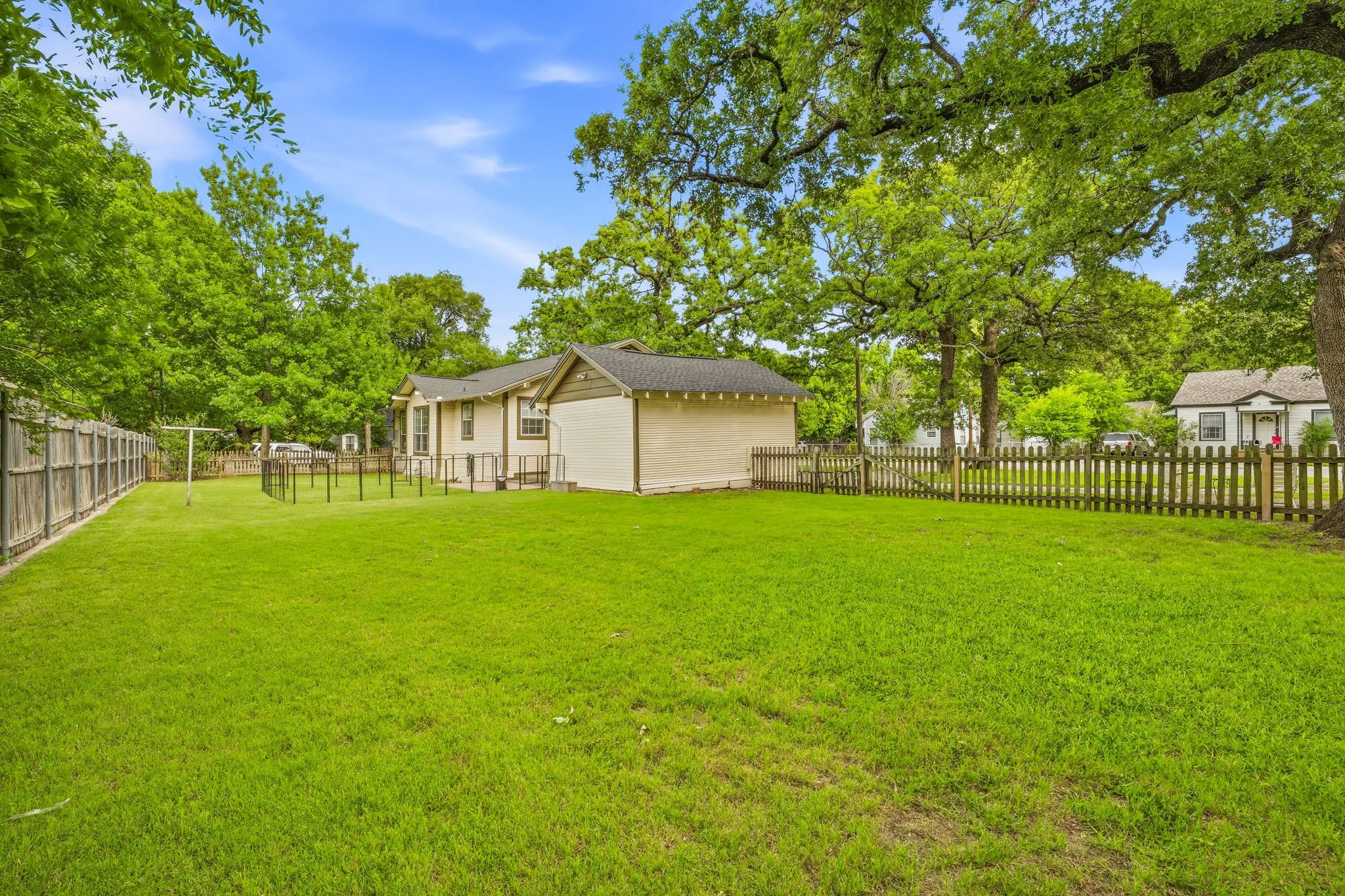 Single Family Residence For Sale in Parker County , 910 S Waco Street, Weatherford, Texas 76086, 3 Bedrooms, 1 Bathroom, Garage spaces, 1,492 Sqft, built in 1915, Preowned, Price $365,000, mls#21260233, Real Estate Agent in Weatherford, Homes For Sale in Parker county, Homes For Sale in Weatherford, Realtor in Weatherford Texas, Real Estate Brokerage Independent Realty Texas, Luminita Cordes Realtor