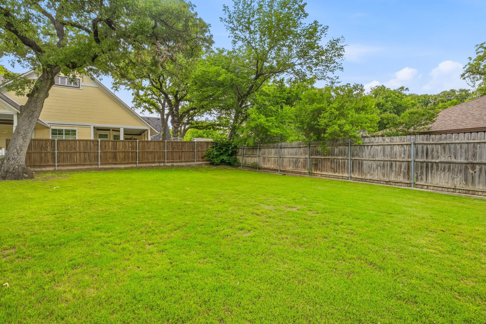 Single Family Residence For Sale in Parker County , 910 S Waco Street, Weatherford, Texas 76086, 3 Bedrooms, 1 Bathroom, Garage spaces, 1,492 Sqft, built in 1915, Preowned, Price $365,000, mls#21260233, Real Estate Agent in Weatherford, Homes For Sale in Parker county, Homes For Sale in Weatherford, Realtor in Weatherford Texas, Real Estate Brokerage Independent Realty Texas, Luminita Cordes Realtor
