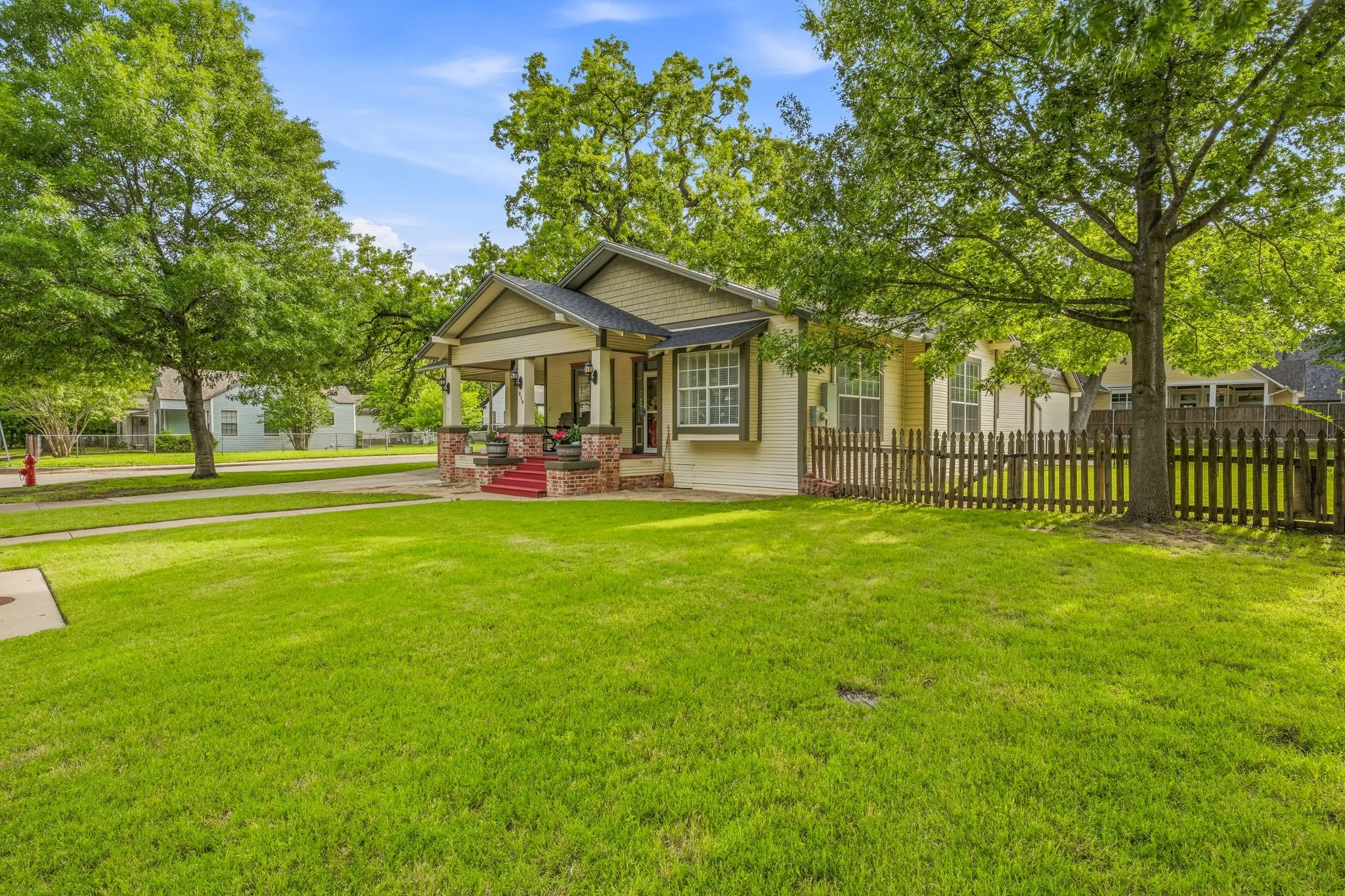 Single Family Residence For Sale in Parker County , 910 S Waco Street, Weatherford, Texas 76086, 3 Bedrooms, 1 Bathroom, Garage spaces, 1,492 Sqft, built in 1915, Preowned, Price $365,000, mls#21260233, Real Estate Agent in Weatherford, Homes For Sale in Parker county, Homes For Sale in Weatherford, Realtor in Weatherford Texas, Real Estate Brokerage Independent Realty Texas, Luminita Cordes Realtor