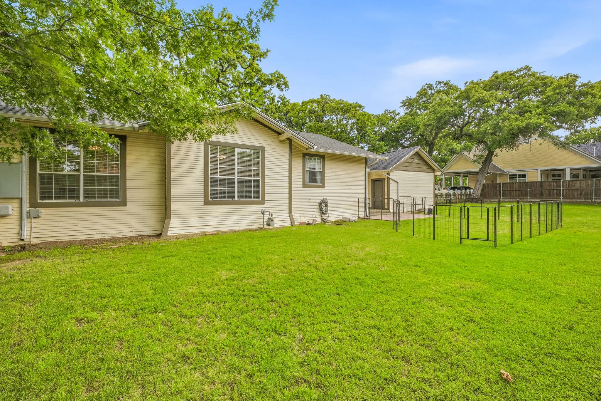 Single Family Residence For Sale in Parker County , 910 S Waco Street, Weatherford, Texas 76086, 3 Bedrooms, 1 Bathroom, Garage spaces, 1,492 Sqft, built in 1915, Preowned, Price $365,000, mls#21260233, Real Estate Agent in Weatherford, Homes For Sale in Parker county, Homes For Sale in Weatherford, Realtor in Weatherford Texas, Real Estate Brokerage Independent Realty Texas, Luminita Cordes Realtor