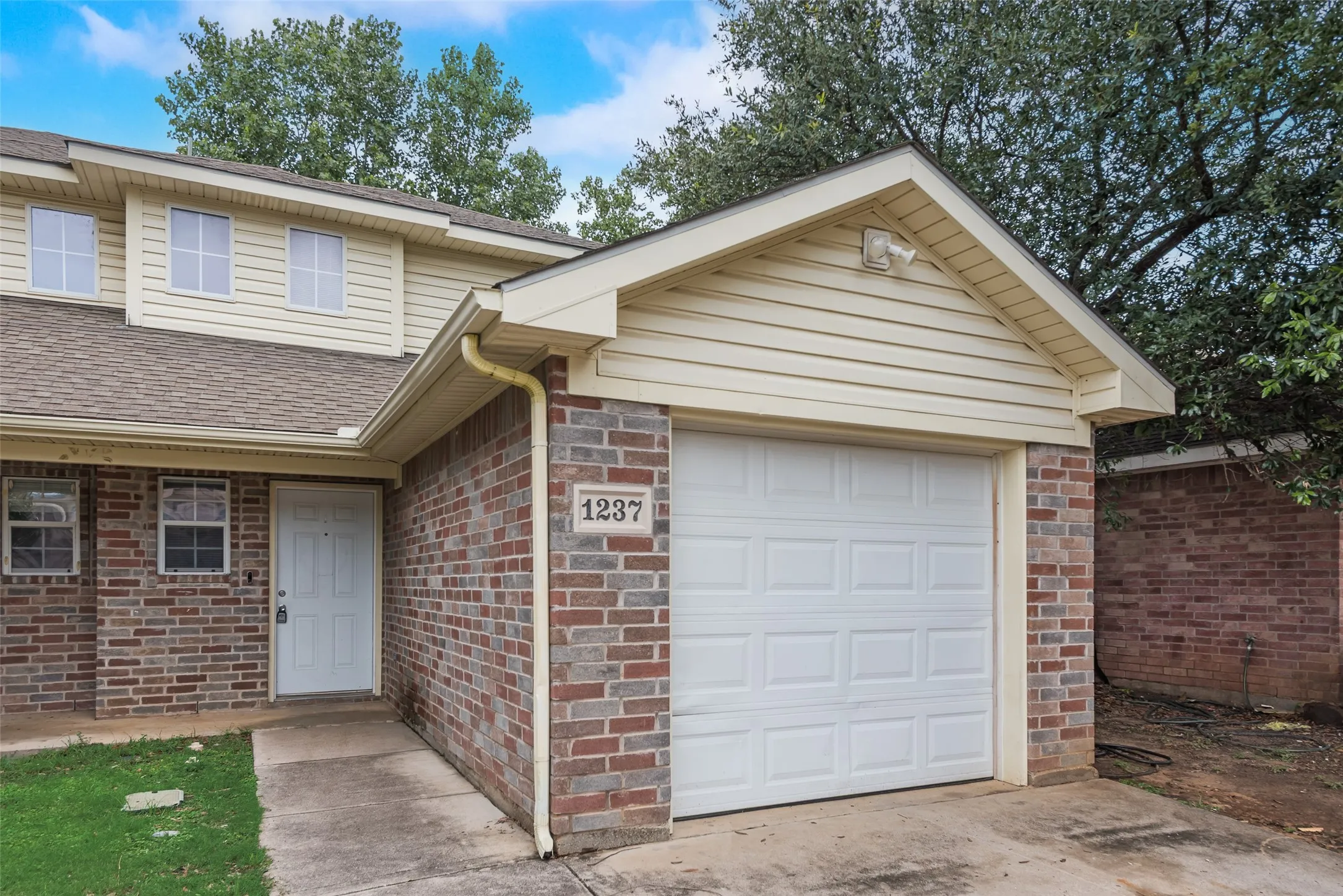 Duplex For Sale in Tarrant County , 1233 & 1237 Village Garden Drive, Azle, Texas 76020, 4 Bedroom, 2 Bathroom, 2 Garage spaces, 0 Sqft, built in 2006, Preowned, mls#21259992, Real Estate Agent in Azle, Homes For Sale in Tarrant county, Homes For Sale in Azle, Realtor in Azle Texas, Real Estate Brokerage Independent Realty Texas, Luminita Cordes Realtor