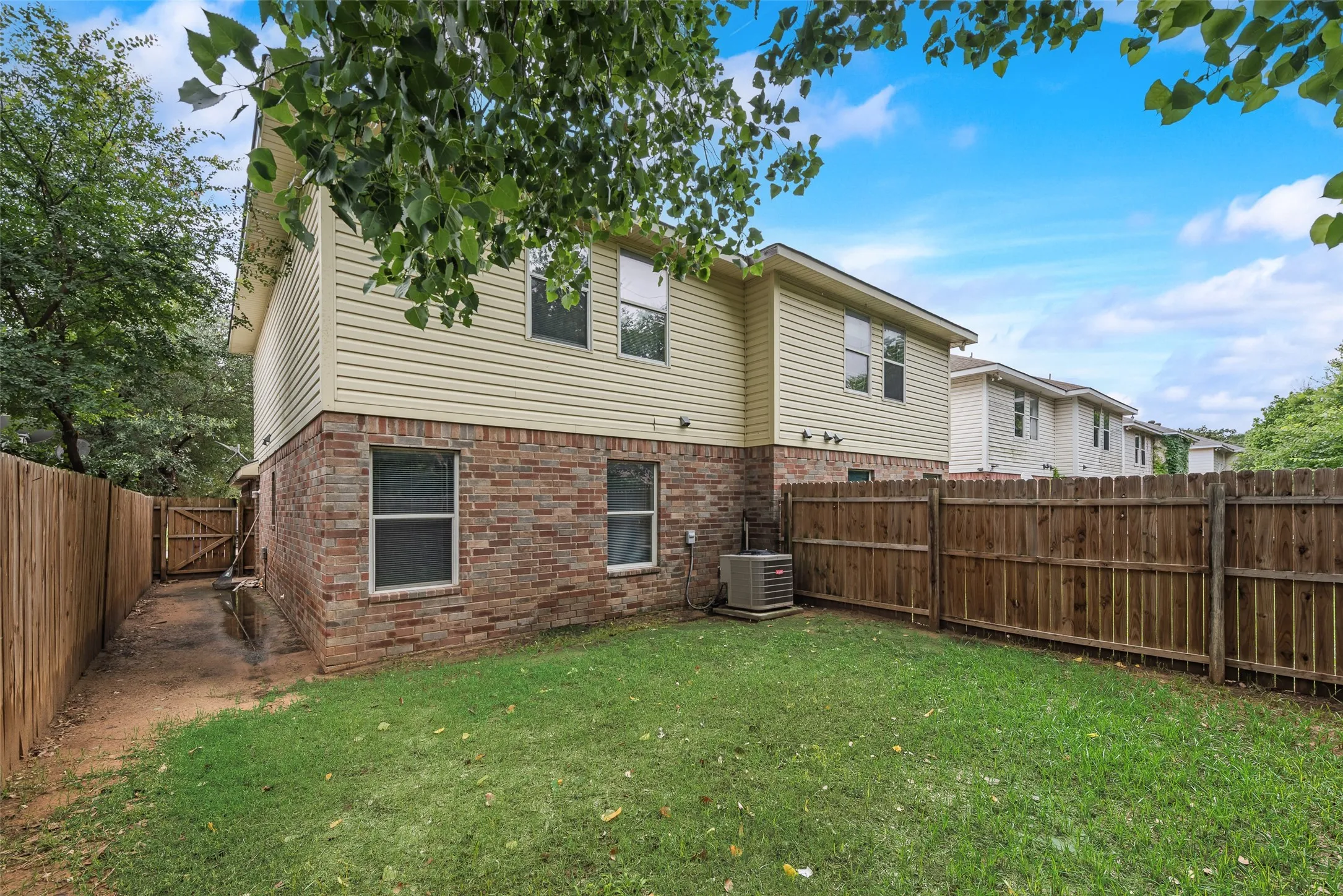 Duplex For Sale in Tarrant County , 1233 & 1237 Village Garden Drive, Azle, Texas 76020, 4 Bedroom, 2 Bathroom, 2 Garage spaces, 0 Sqft, built in 2006, Preowned, mls#21259992, Real Estate Agent in Azle, Homes For Sale in Tarrant county, Homes For Sale in Azle, Realtor in Azle Texas, Real Estate Brokerage Independent Realty Texas, Luminita Cordes Realtor