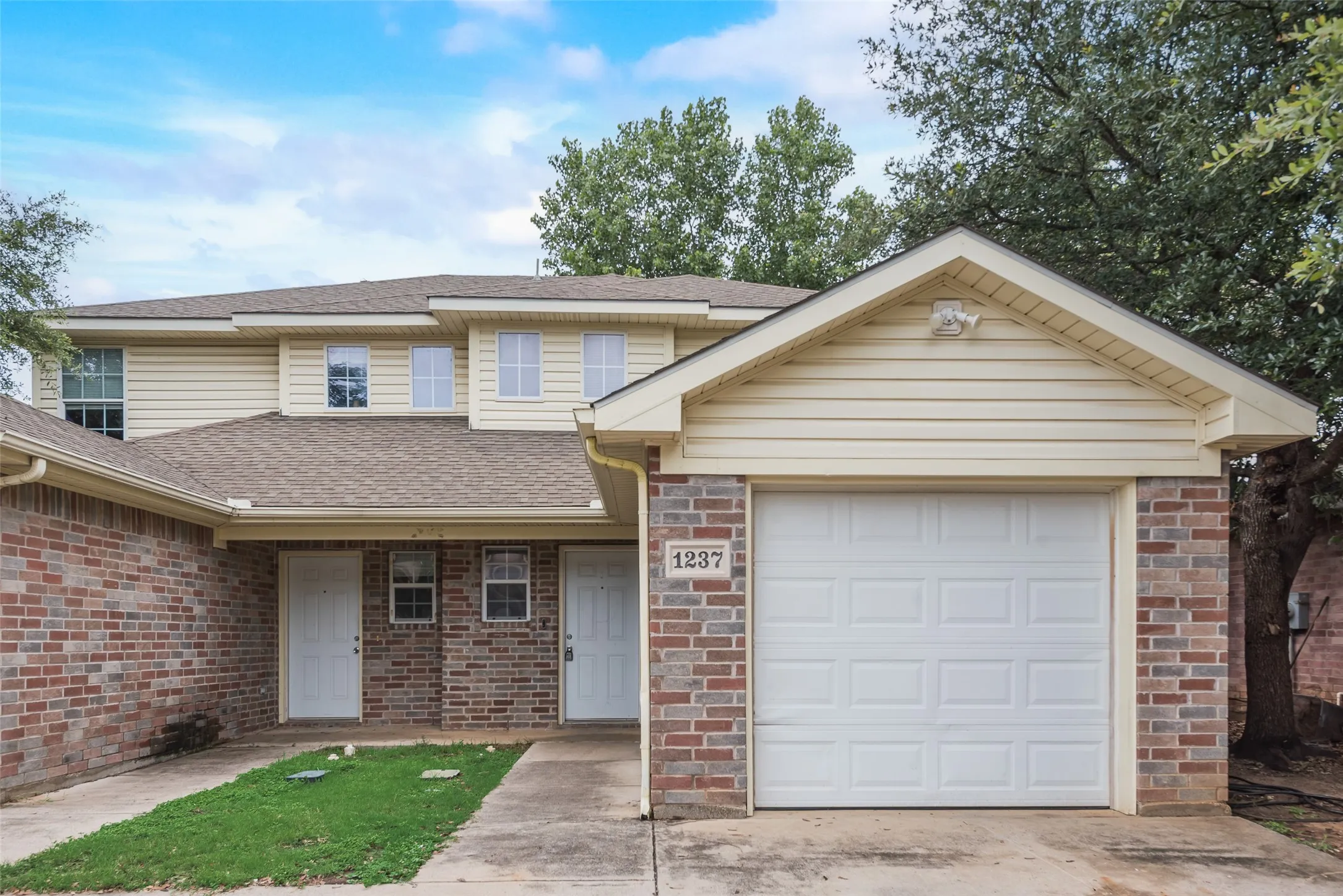 Duplex For Sale in Tarrant County , 1233 & 1237 Village Garden Drive, Azle, Texas 76020, 4 Bedroom, 2 Bathroom, 2 Garage spaces, 0 Sqft, built in 2006, Preowned, mls#21259992, Real Estate Agent in Azle, Homes For Sale in Tarrant county, Homes For Sale in Azle, Realtor in Azle Texas, Real Estate Brokerage Independent Realty Texas, Luminita Cordes Realtor