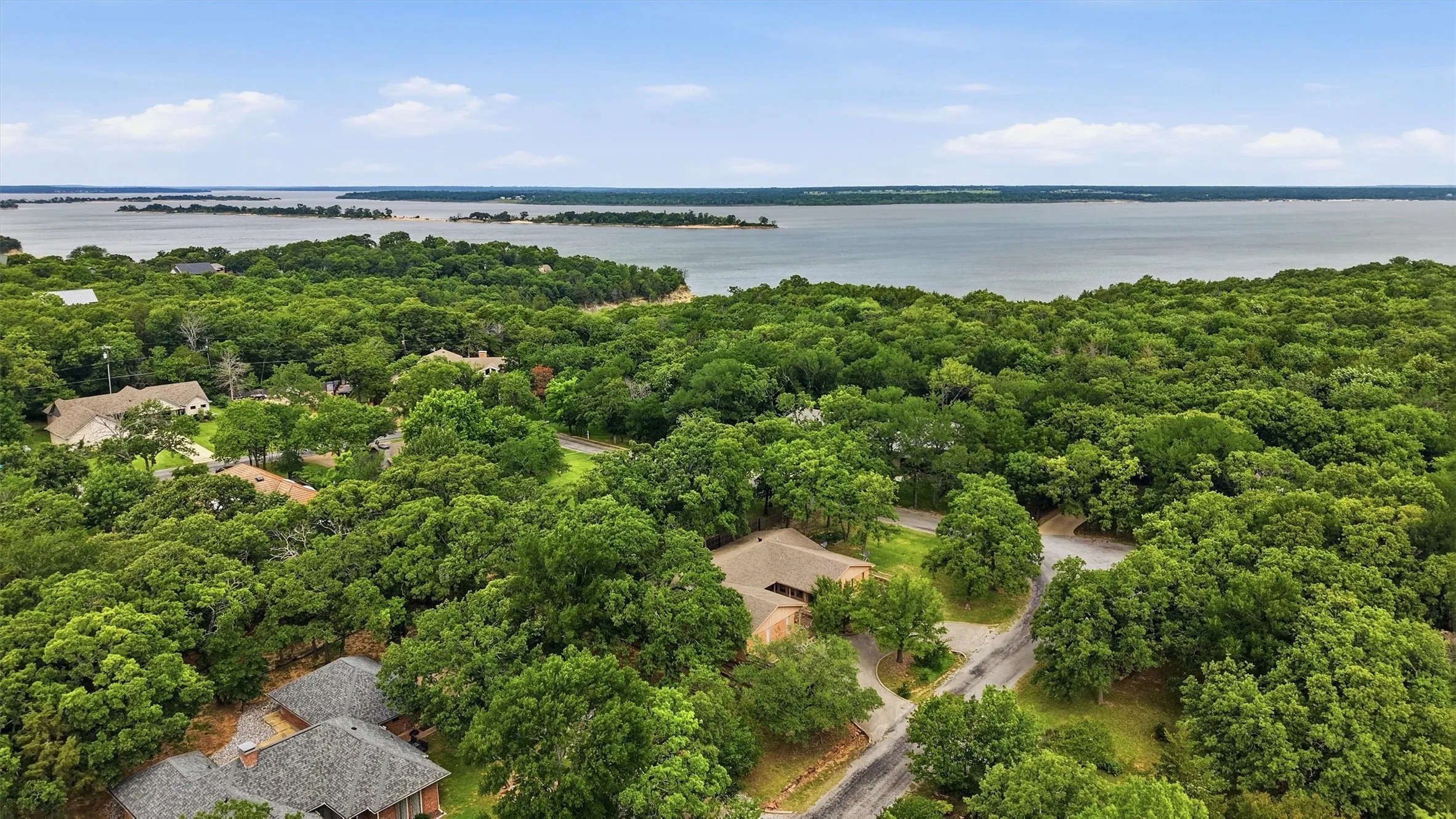 Single Family Residence For Sale in Grayson County , 372 Lakepoint Loop, Pottsboro, Texas 75076, 3 Bedroom, 2 Bathroom, Garage spaces, 2,664 Sqft, built in 1973, mls#21261639, Real Estate Agent in Pottsboro, Homes For Sale in Grayson county, Homes For Sale in Pottsboro, Realtor in Pottsboro Texas, Real Estate Brokerage Independent Realty Texas, Luminita Cordes Realtor