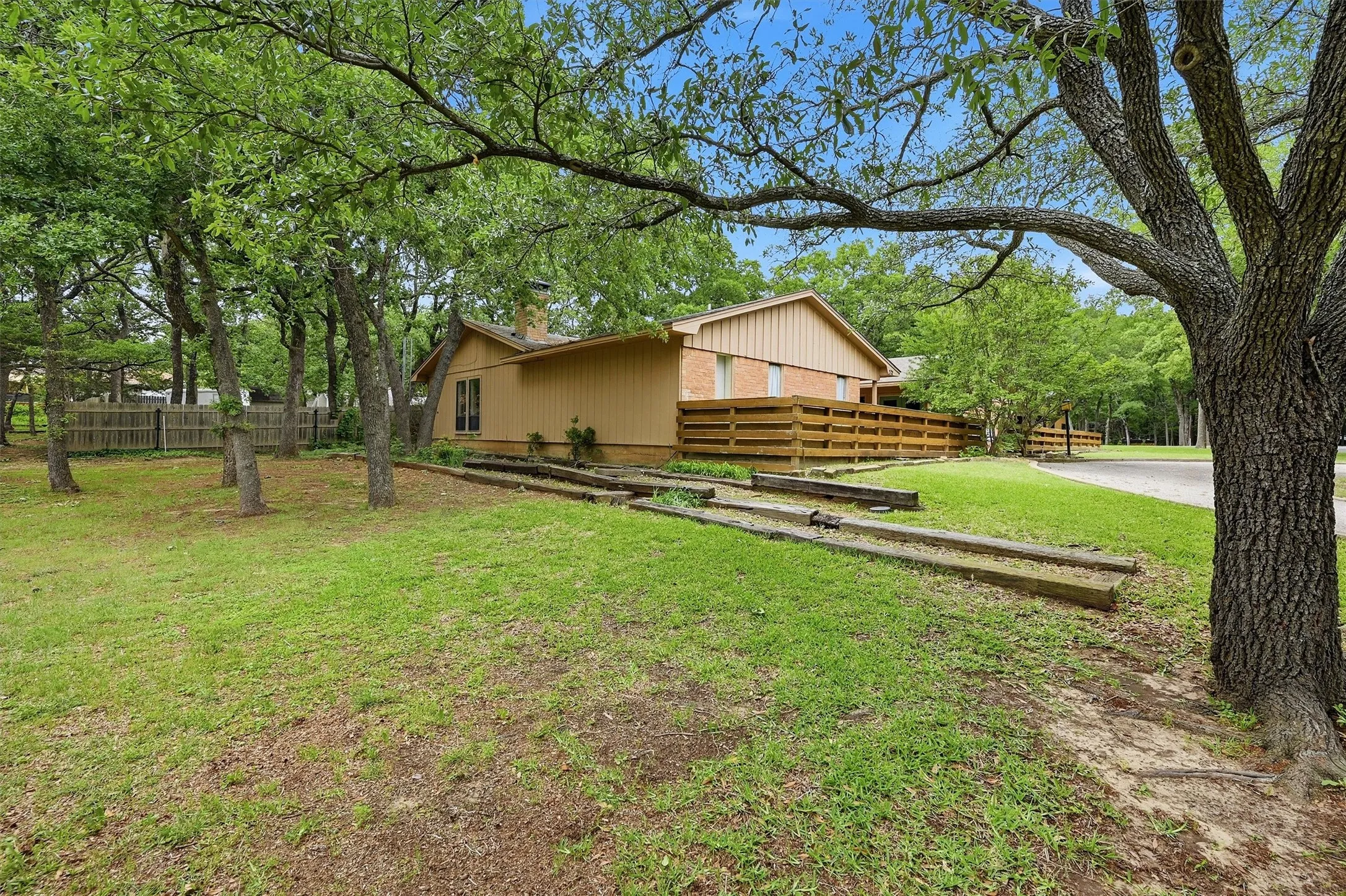 Single Family Residence For Sale in Grayson County , 372 Lakepoint Loop, Pottsboro, Texas 75076, 3 Bedroom, 2 Bathroom, Garage spaces, 2,664 Sqft, built in 1973, mls#21261639, Real Estate Agent in Pottsboro, Homes For Sale in Grayson county, Homes For Sale in Pottsboro, Realtor in Pottsboro Texas, Real Estate Brokerage Independent Realty Texas, Luminita Cordes Realtor