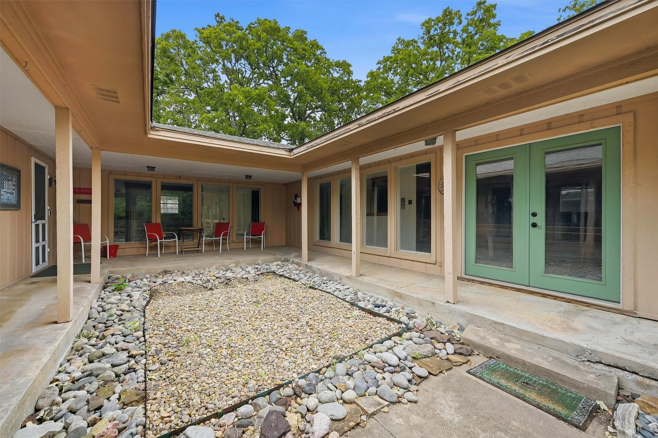 Single Family Residence For Sale in Grayson County , 372 Lakepoint Loop, Pottsboro, Texas 75076, 3 Bedroom, 2 Bathroom, Garage spaces, 2,664 Sqft, built in 1973, mls#21261639, Real Estate Agent in Pottsboro, Homes For Sale in Grayson county, Homes For Sale in Pottsboro, Realtor in Pottsboro Texas, Real Estate Brokerage Independent Realty Texas, Luminita Cordes Realtor