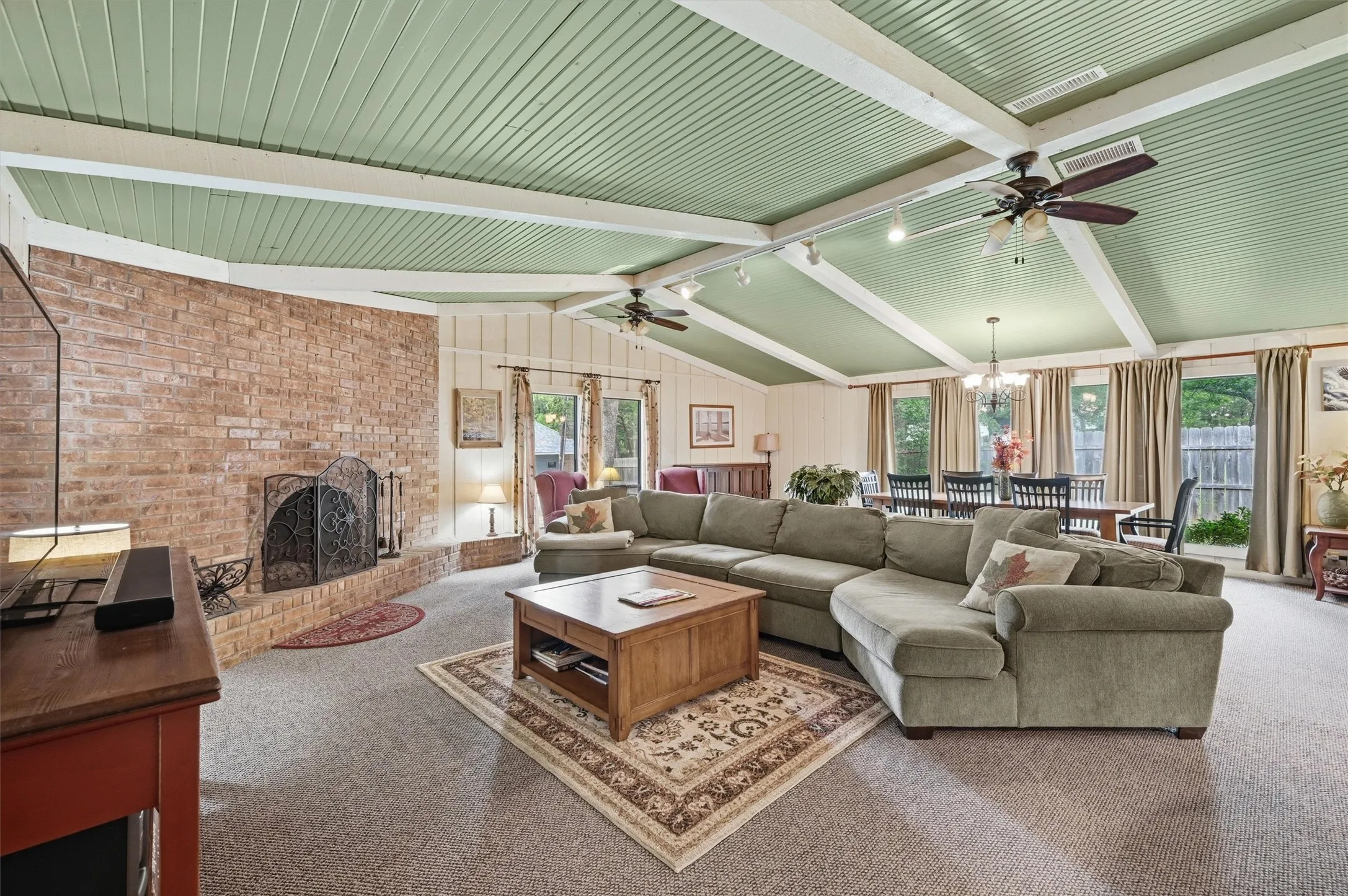 Single Family Residence For Sale in Grayson County , 372 Lakepoint Loop, Pottsboro, Texas 75076, 3 Bedroom, 2 Bathroom, Garage spaces, 2,664 Sqft, built in 1973, mls#21261639, Real Estate Agent in Pottsboro, Homes For Sale in Grayson county, Homes For Sale in Pottsboro, Realtor in Pottsboro Texas, Real Estate Brokerage Independent Realty Texas, Luminita Cordes Realtor