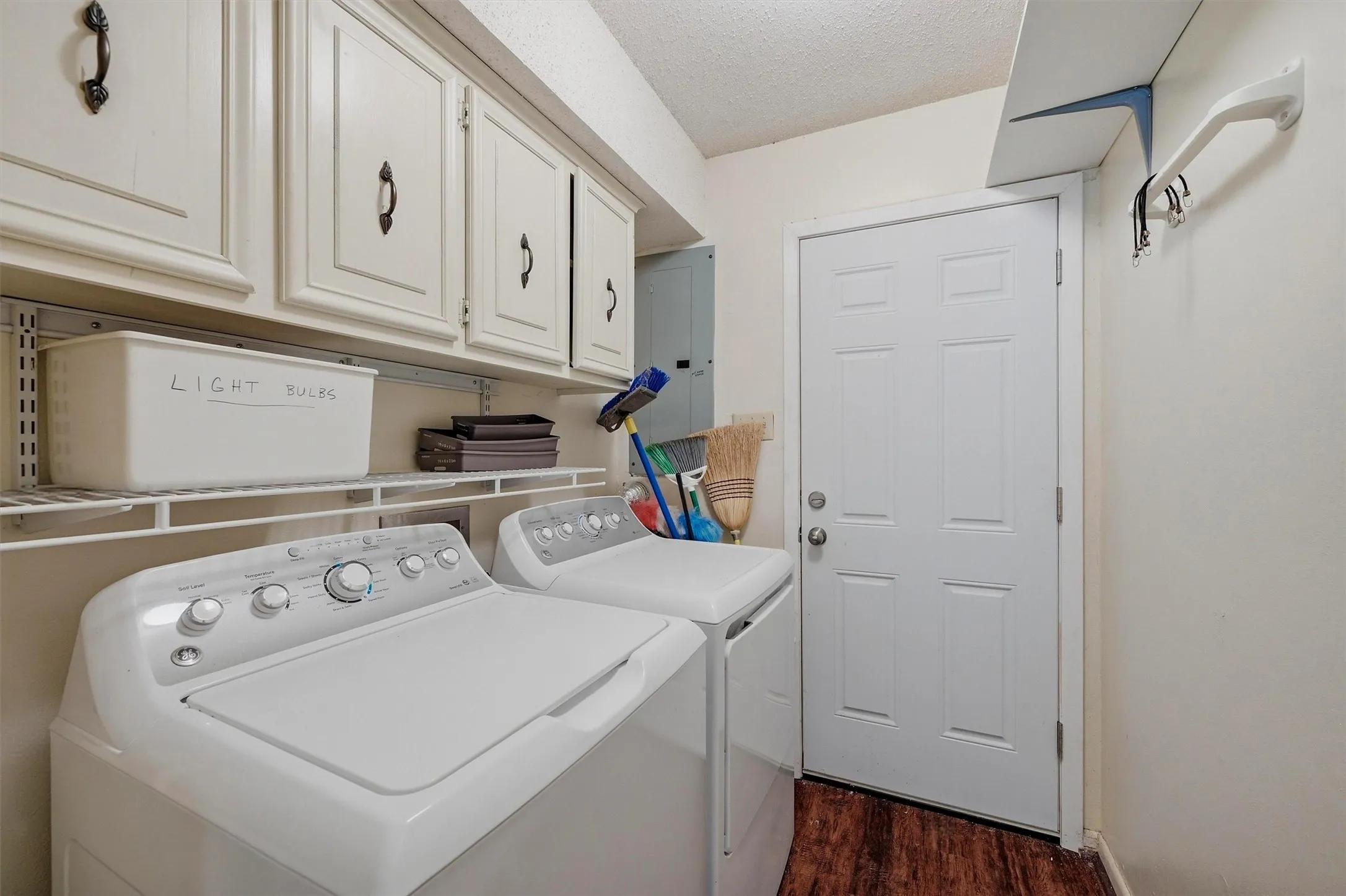 Single Family Residence For Sale in Grayson County , 372 Lakepoint Loop, Pottsboro, Texas 75076, 3 Bedroom, 2 Bathroom, Garage spaces, 2,664 Sqft, built in 1973, mls#21261639, Real Estate Agent in Pottsboro, Homes For Sale in Grayson county, Homes For Sale in Pottsboro, Realtor in Pottsboro Texas, Real Estate Brokerage Independent Realty Texas, Luminita Cordes Realtor