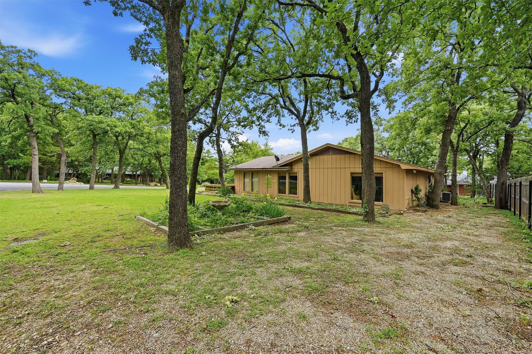 Single Family Residence For Sale in Grayson County , 372 Lakepoint Loop, Pottsboro, Texas 75076, 3 Bedroom, 2 Bathroom, Garage spaces, 2,664 Sqft, built in 1973, mls#21261639, Real Estate Agent in Pottsboro, Homes For Sale in Grayson county, Homes For Sale in Pottsboro, Realtor in Pottsboro Texas, Real Estate Brokerage Independent Realty Texas, Luminita Cordes Realtor