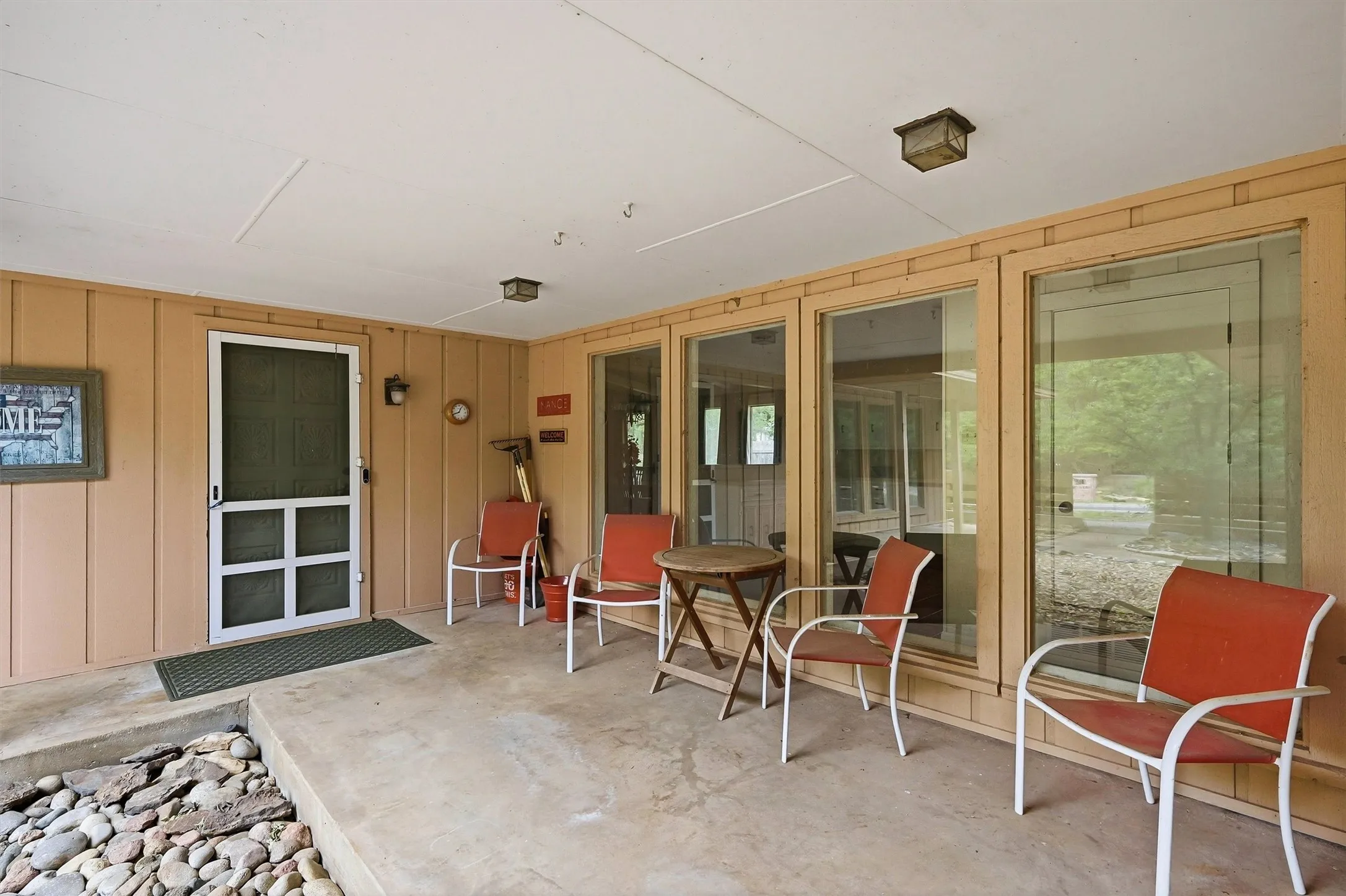 Single Family Residence For Sale in Grayson County , 372 Lakepoint Loop, Pottsboro, Texas 75076, 3 Bedroom, 2 Bathroom, Garage spaces, 2,664 Sqft, built in 1973, mls#21261639, Real Estate Agent in Pottsboro, Homes For Sale in Grayson county, Homes For Sale in Pottsboro, Realtor in Pottsboro Texas, Real Estate Brokerage Independent Realty Texas, Luminita Cordes Realtor