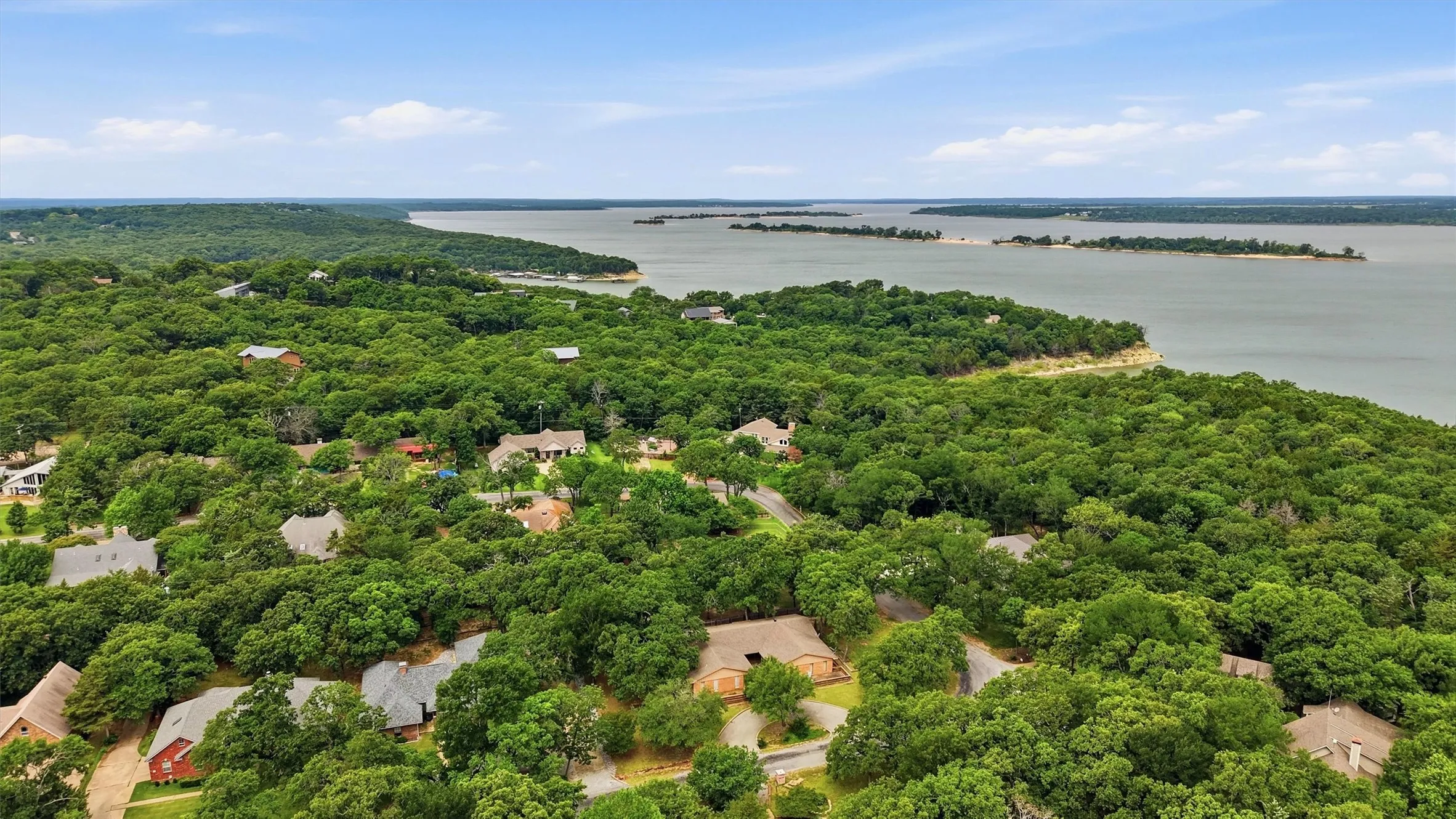 Single Family Residence For Sale in Grayson County , 372 Lakepoint Loop, Pottsboro, Texas 75076, 3 Bedroom, 2 Bathroom, Garage spaces, 2,664 Sqft, built in 1973, mls#21261639, Real Estate Agent in Pottsboro, Homes For Sale in Grayson county, Homes For Sale in Pottsboro, Realtor in Pottsboro Texas, Real Estate Brokerage Independent Realty Texas, Luminita Cordes Realtor